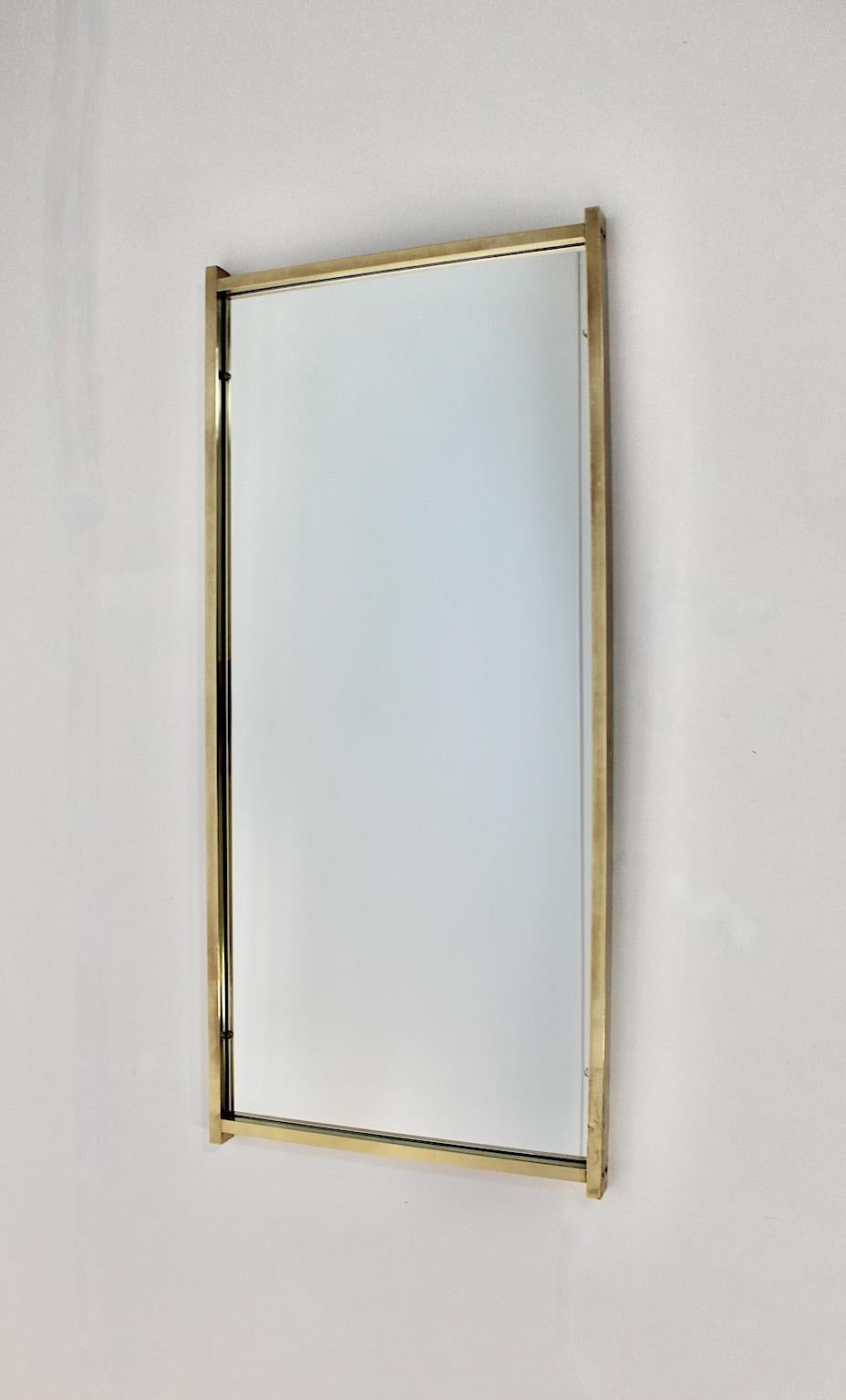 Moderne Miroir mural rectangulaire moderniste vintage en laiton, miroir de sol, années 1970, Italie en vente