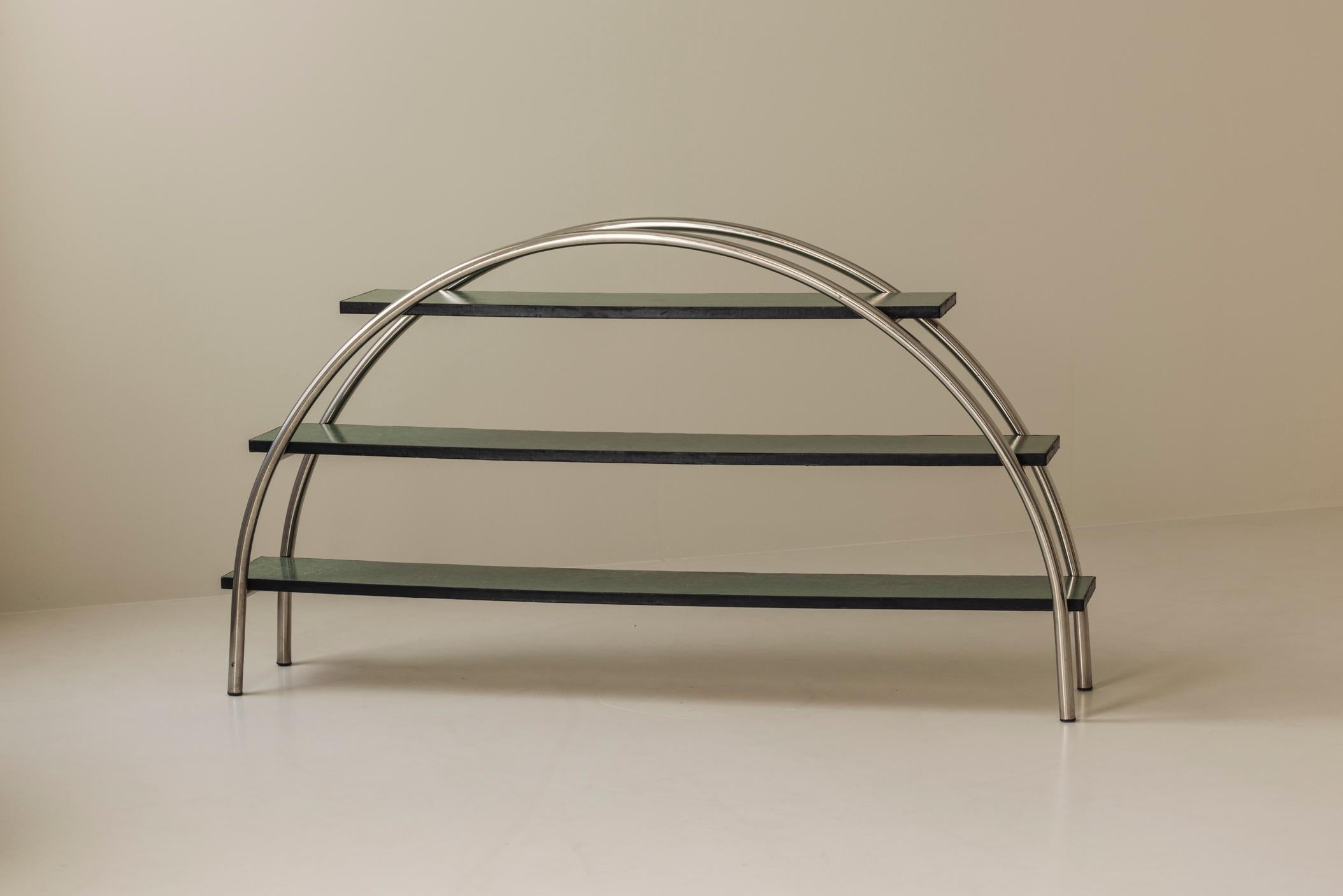 Modernistisches Vintage-Regal aus Frankreich aus den 1970er Jahren. Mit seinem markanten, gewölbten Chromrahmen und den auffallend grün gemusterten Ablagen bietet dieses Möbelstück einen schönen Ausgleich zwischen industrieller Eleganz und