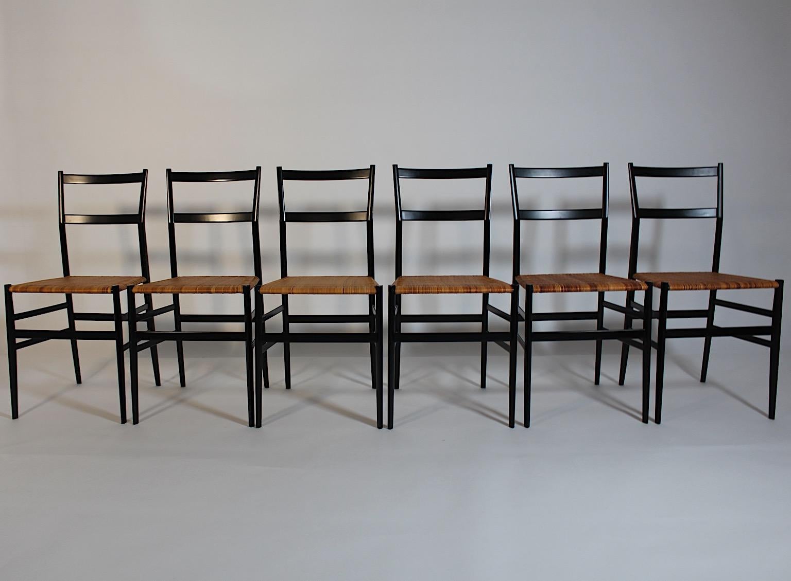 Modernista Vintage auténtico lote de seis ( 6 )  Sillas o Sillones de Comedor Superleggera de madera lacada en negro y malla de caña marrón claro diseñados en 1957 por Gio Ponti y fabricados en la década de 1990 para Cassina.
Este elegante juego de