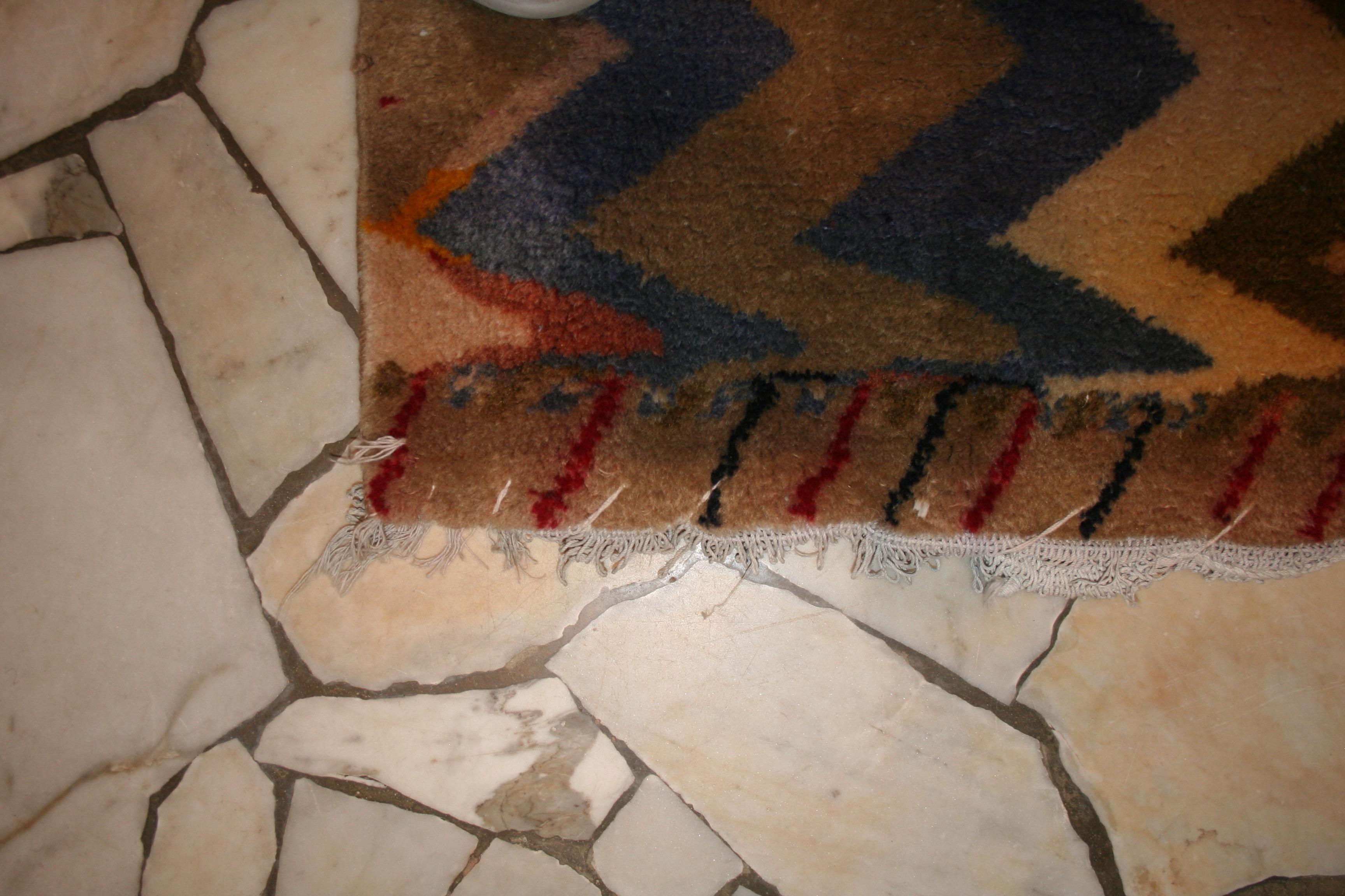 Modernist Vintage Square Rug with Polychrome Thunderbolt Pattern In Good Condition For Sale In Milan, IT