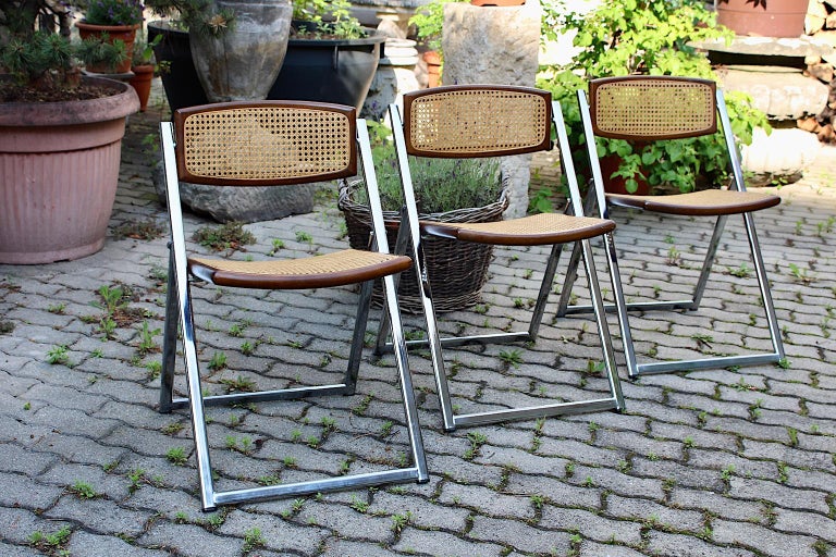 Modernist vintage set of three modernist vintage chromed beech mesh dining chairs or chairs, which were designed and manufactured, 1970s, Italy.
While the dining chairs features a chromed metal base, the seat and back shows a beechwood frame with