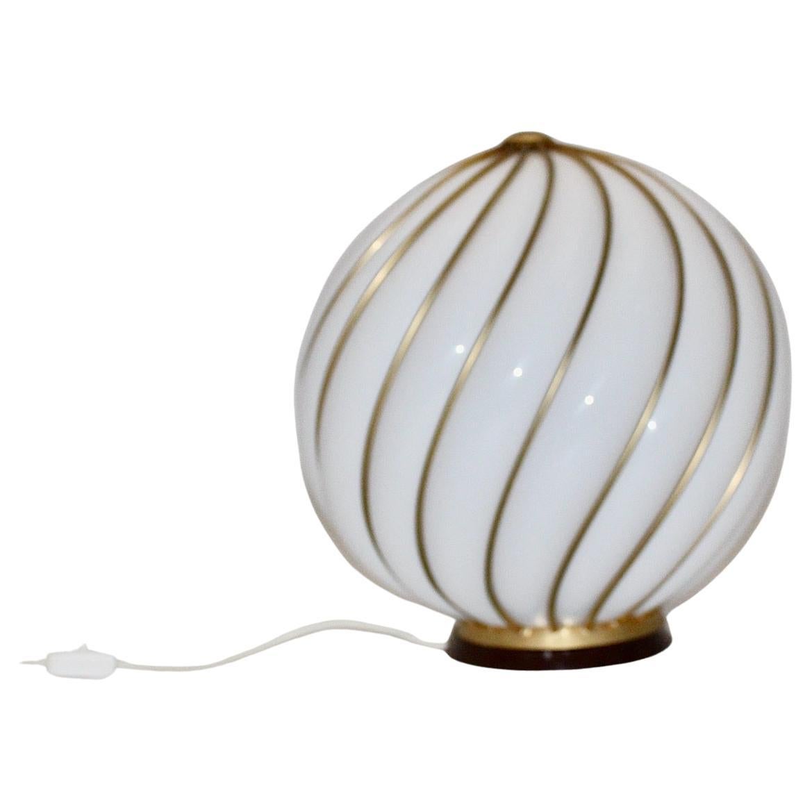 Modernistische Vintage-Stehlampe aus weißem Glas und Messing, VeArt, Italien, 1960er Jahre