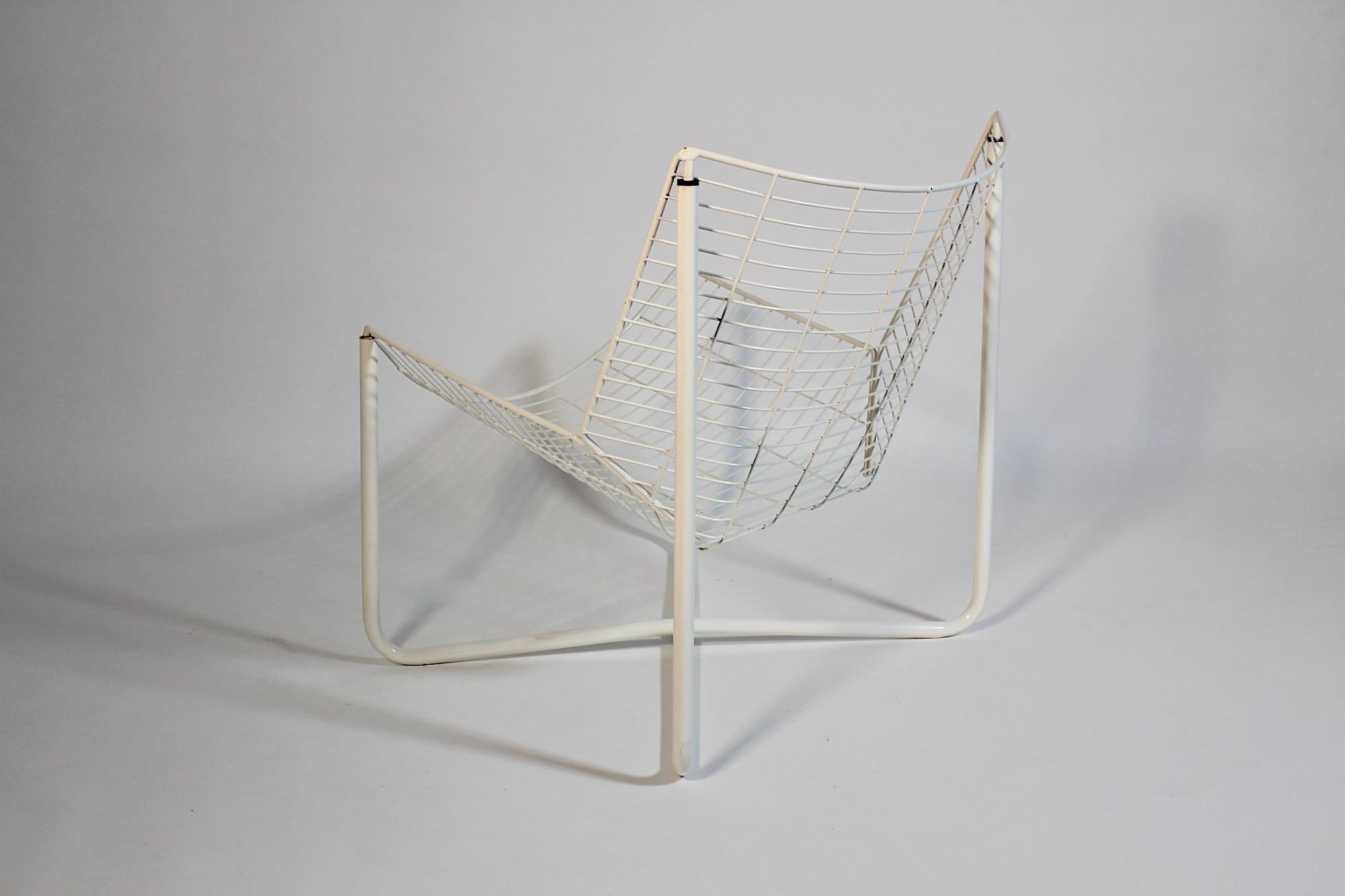 Tumbona modernista vintage de metal blanco o alambre de acero de Niels Gammelgaard para Ikea Suecia, 1983.
Una icónica tumbona de metal en un estupendo color blanco del diseñador danés Niels Gammelgaard.
Niels Gammelgaard ( 1944 ) estudió en la