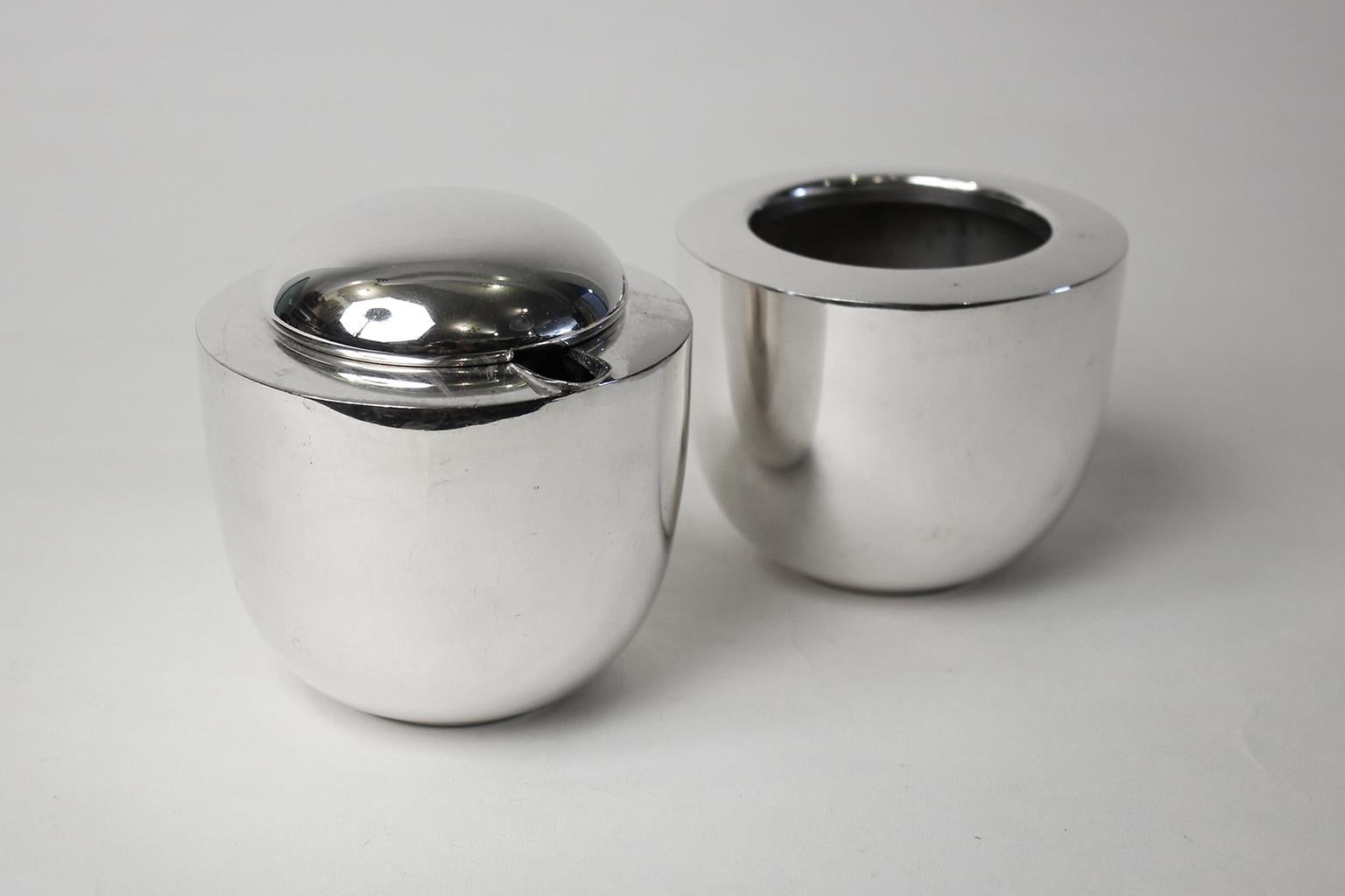 Fantastic modernist cream and sugar bowl designed by Vivanna Torun for Dansk Designs. Great sculptural design. Silver plated and hard to find accessory from this series. In excellent vintage condition.
Sugar measures 3.25