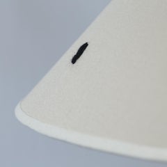 Lampe de table moderniste en tissu « wabi-sabi » avec des détails cousus à la main