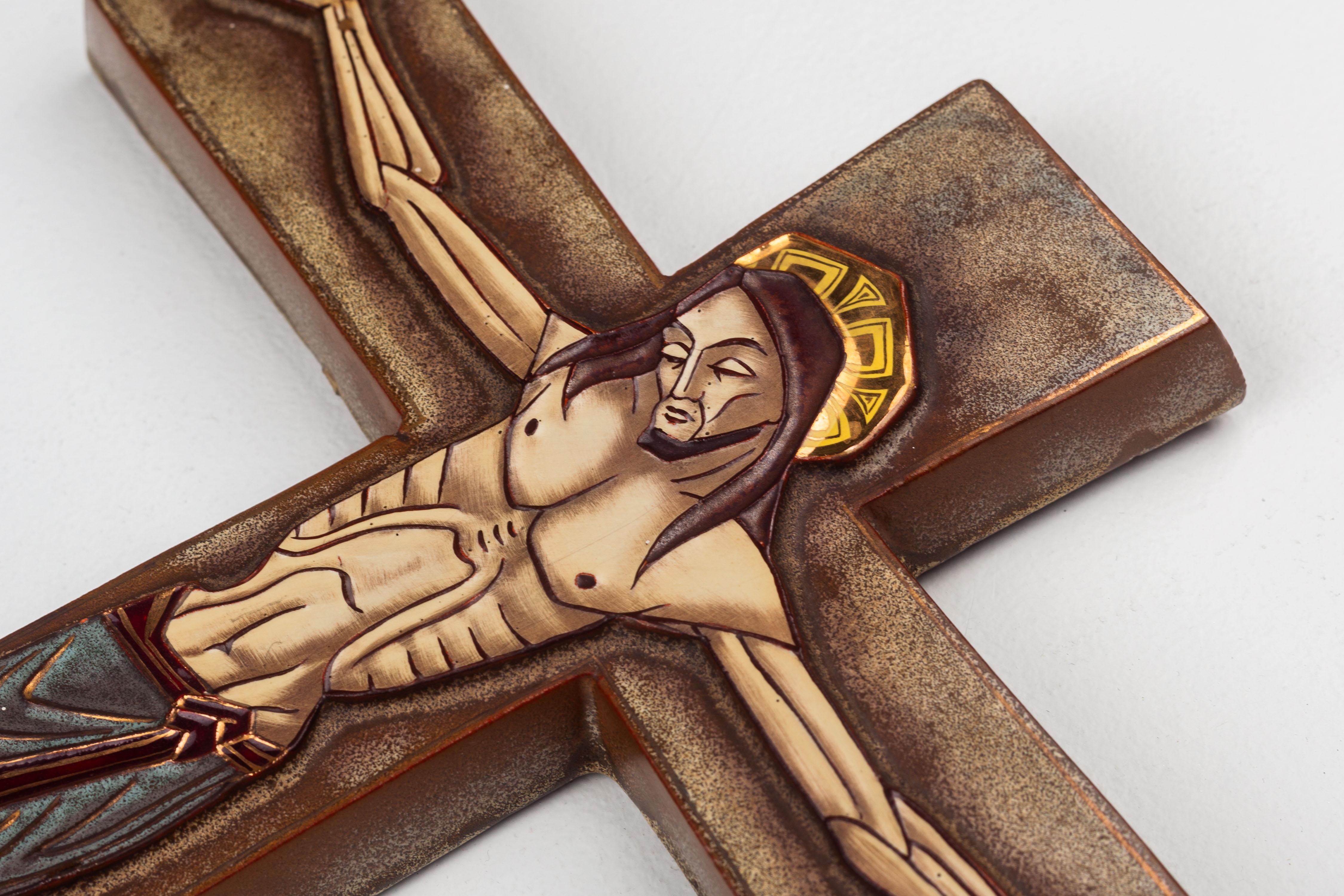 This modernist wall cross features an exceptional Art Deco styled relief rendering of the figure of Jesus Christ, exuding serenity and majesty. It boasts an elaborated earthy color palette with precise shadings, intricate drapings, and uplifting