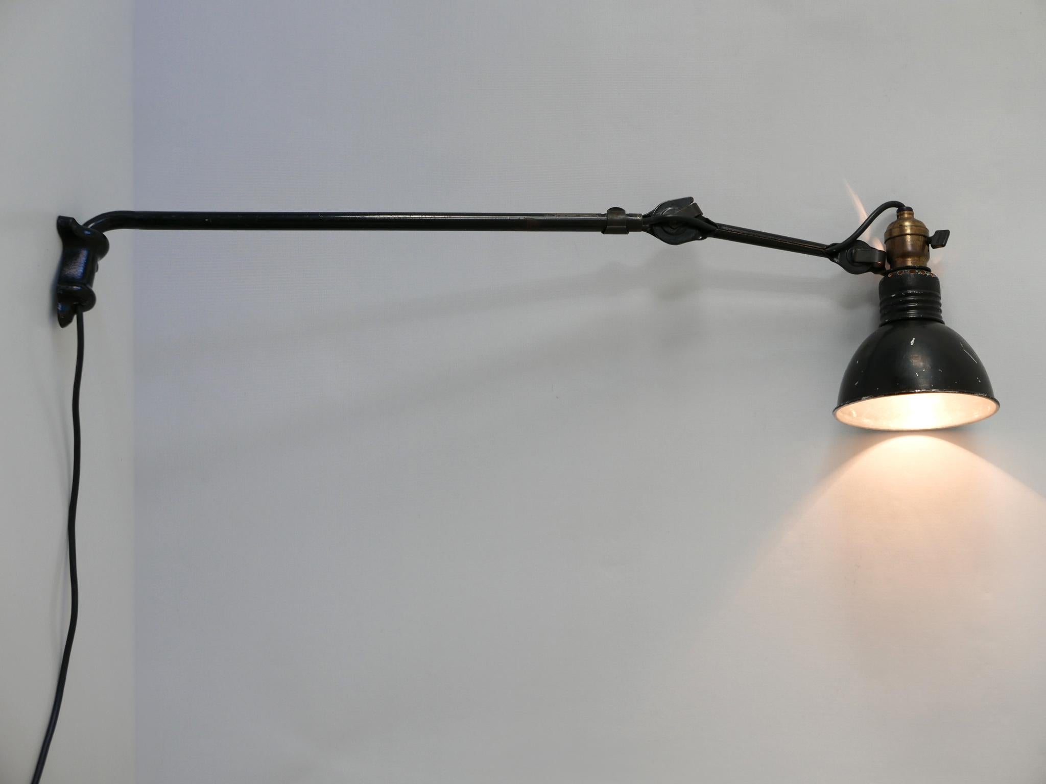Lampe de bureau ou applique articulée moderniste modèle 203. Conçu dans les années 1920 par Bernard-Albin Gras. Fabriqué par Gras, France, années 1920.

Réalisée en acier émaillé noir et en aluminium, la lampe nécessite 1 ampoule à baïonnette B22,