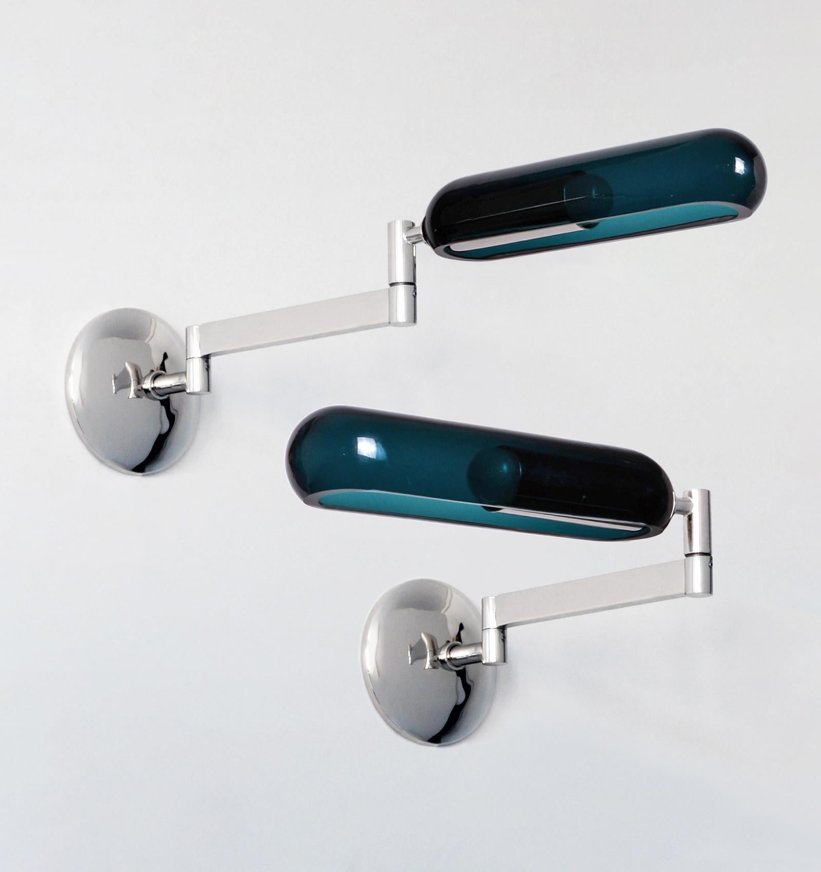 Apliques modernistas con brazo giratorio, latón niquelado, cristal verde, a medida Alemán en venta