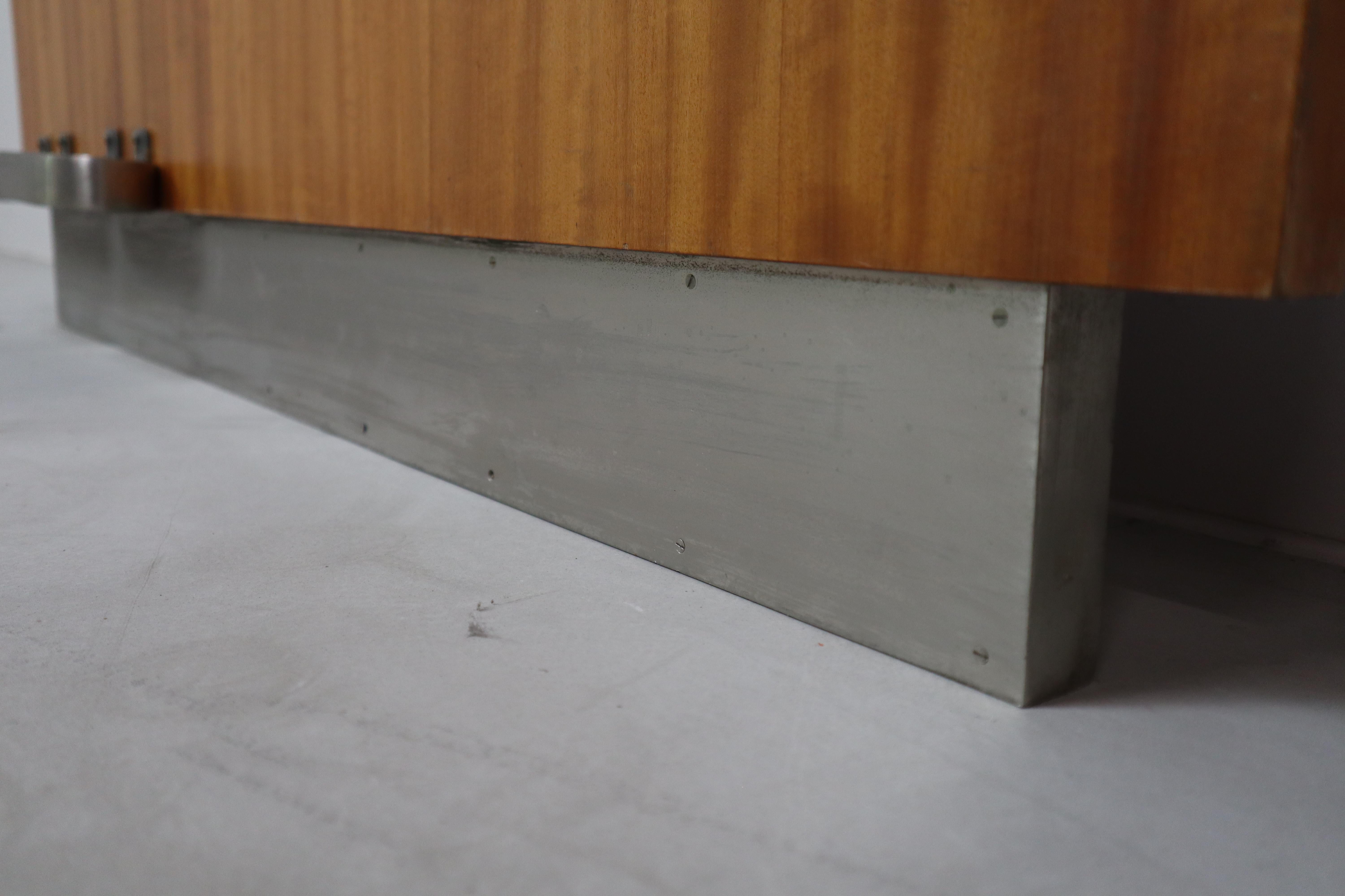 Modernist wall-mounted cloakroom in Teak, Aluminium & Nickel-plated Brass, 1950s For Sale 10