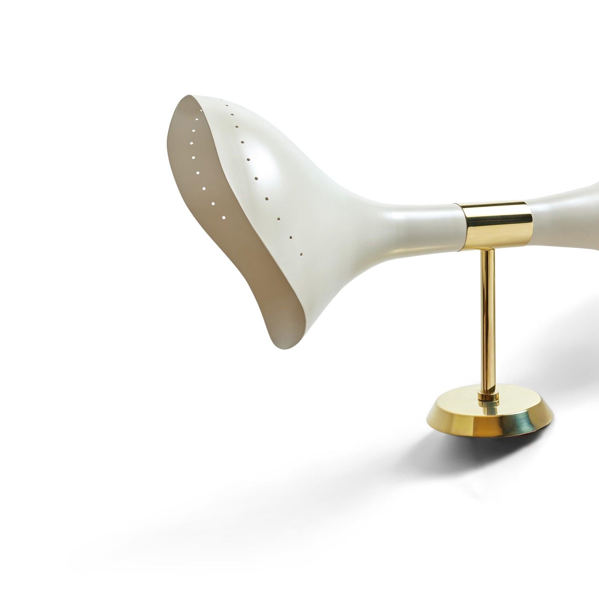 Aplique de latón y metal esmaltado en blanco, con una única luz ascendente y dos proyectores orientables.