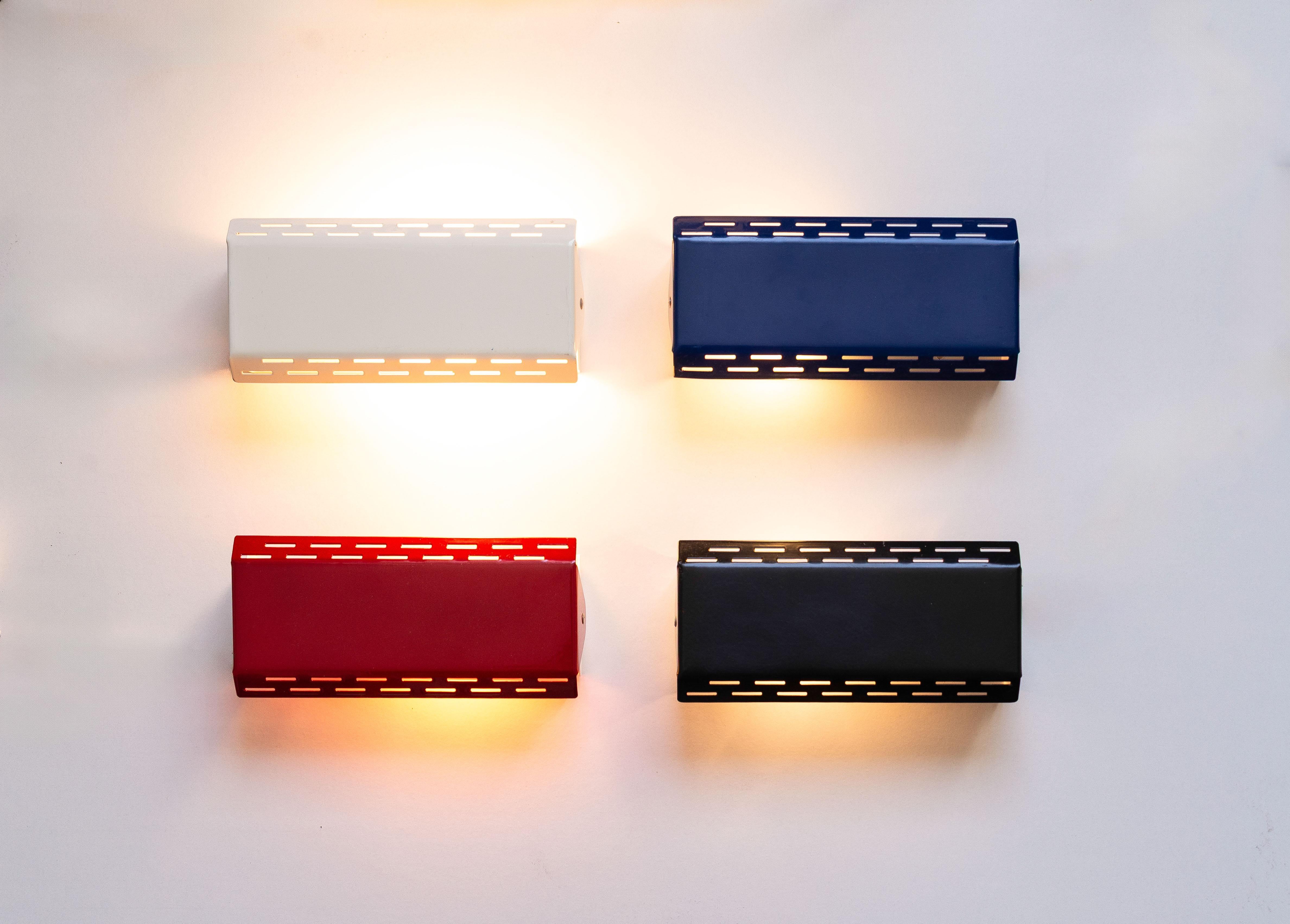 Modernist Wall Sconces - Set of 4 Adjustable Metal Lamp by Gérard Gossé - 1980s

Foldable and adjustable metal wall lamps by G&G Gérard Gossé, dating from the 1980s and created in the Netherlands.

Set of 4 sconces in different colors : blue, red,