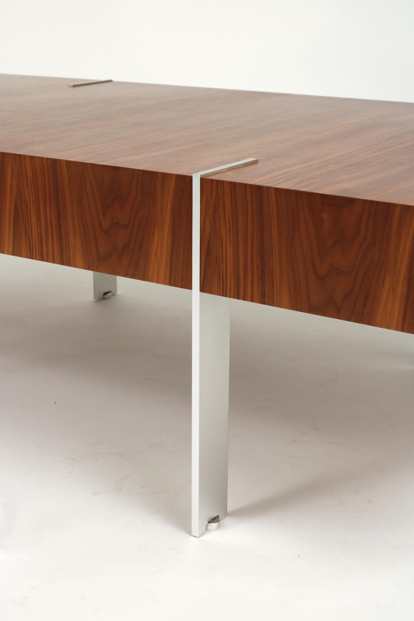 Modernist Walnut Coffee Table, 1980s For Sale 1