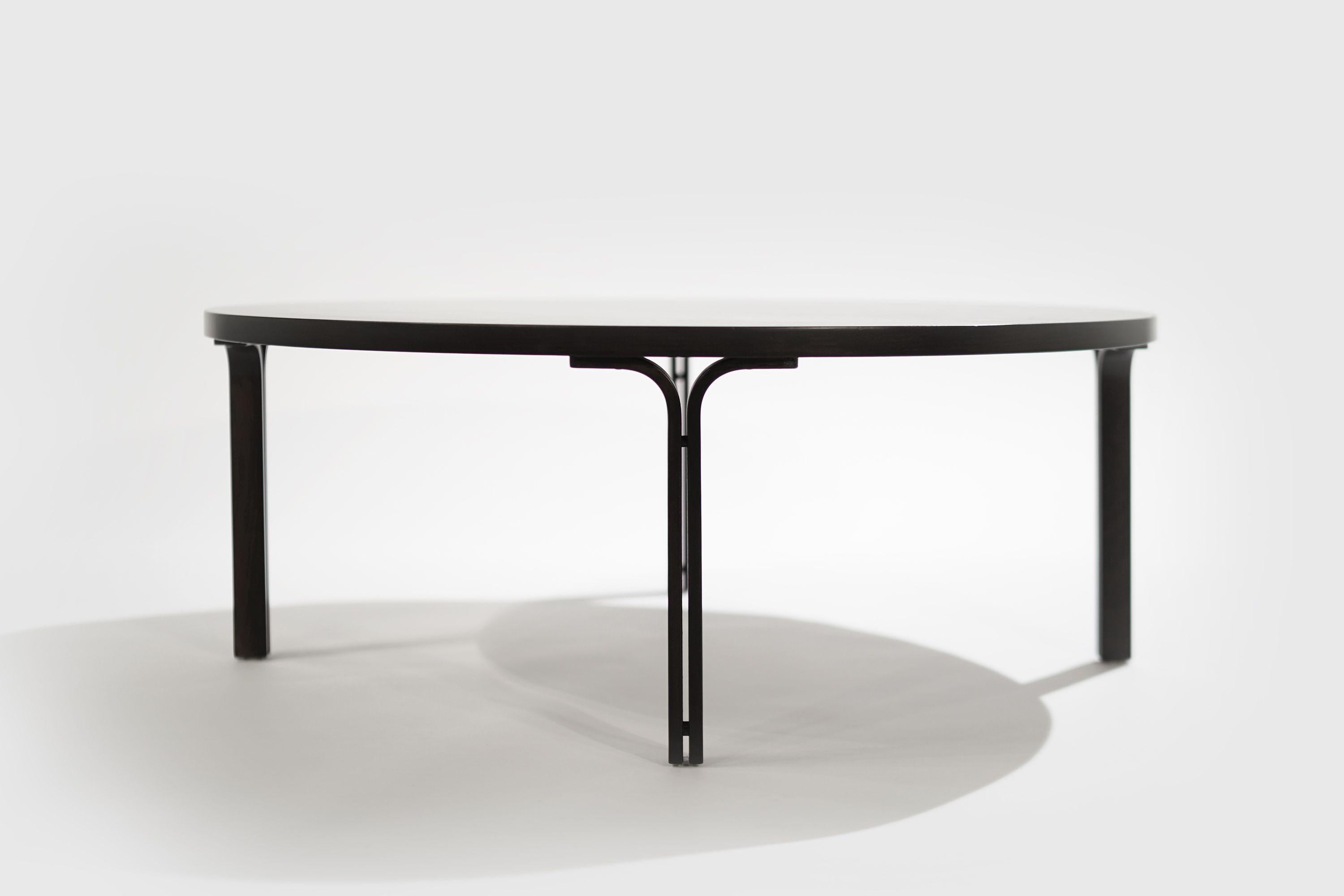 Mid-Century Modern Table basse moderniste en noyer et ébène en vente