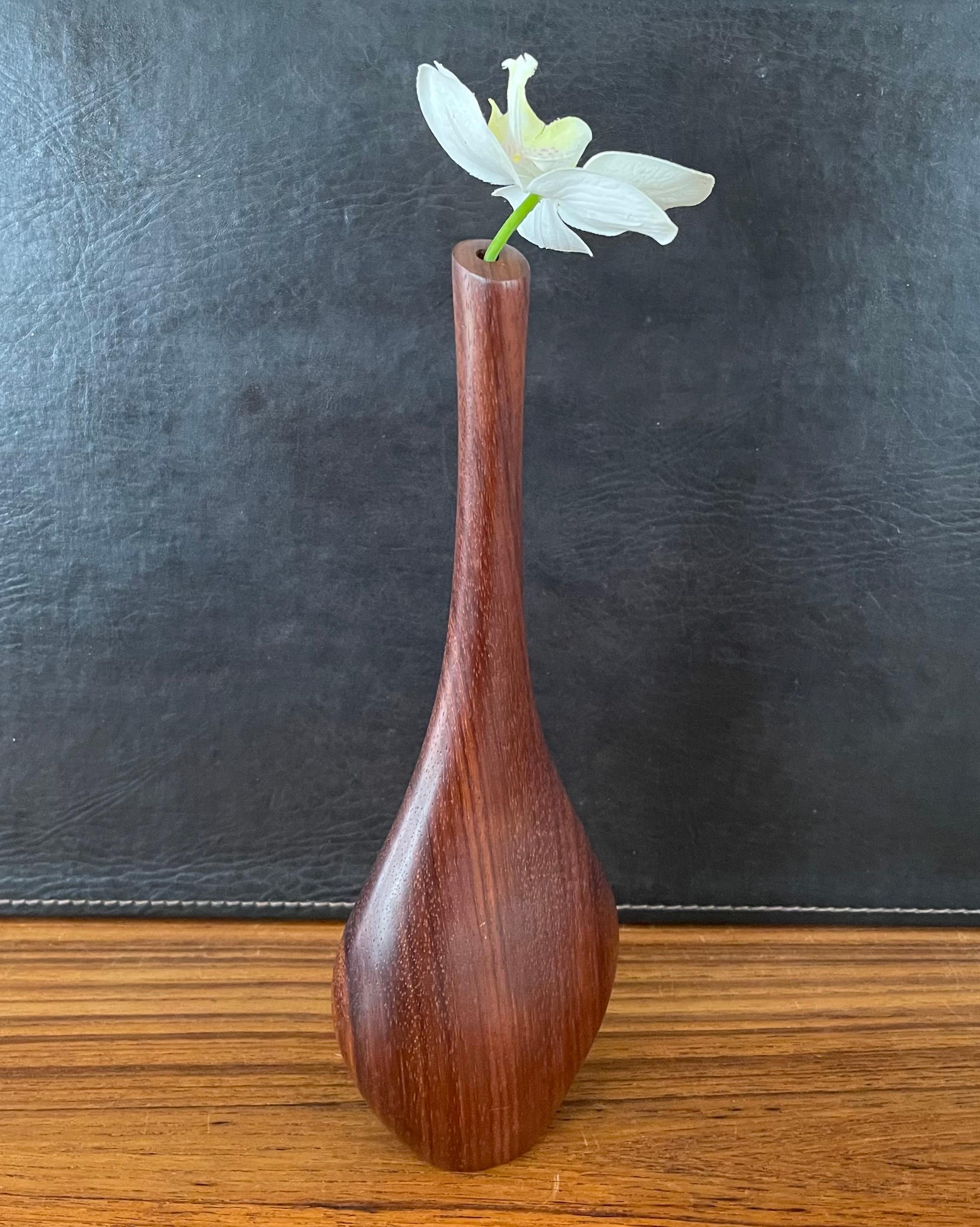 Modernist solid walnut vase, circa 1970s. The piece is in great condition, has wonderful lines and measures: 4