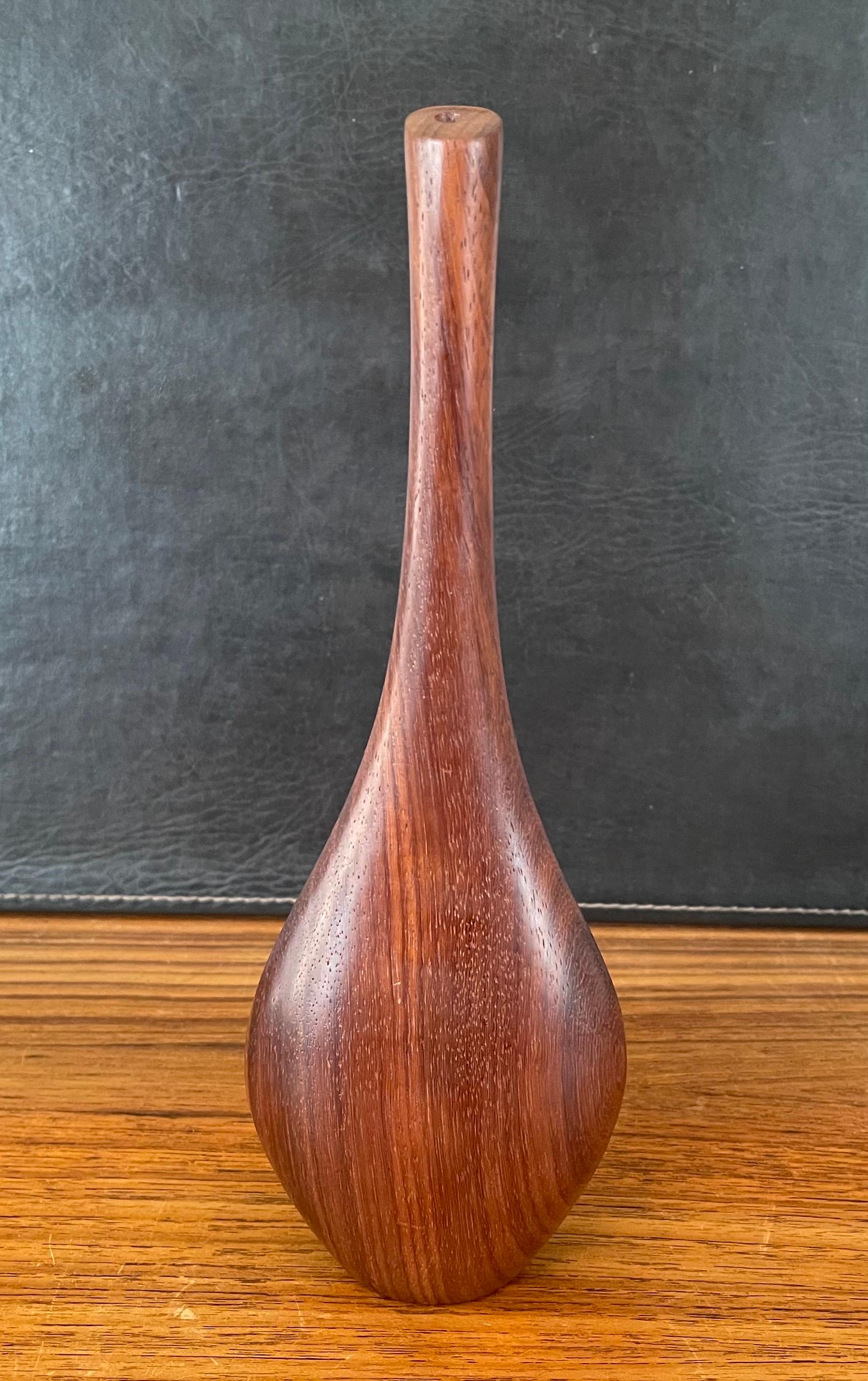 XX secolo Vaso modernista in noce in vendita