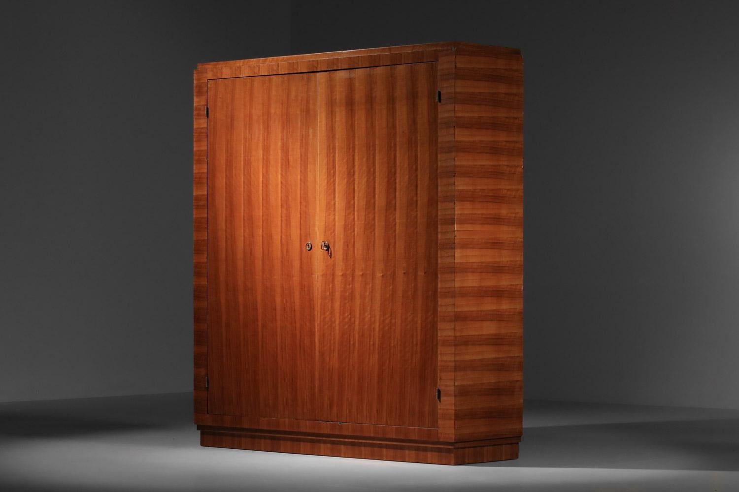 Armoire moderniste 40's 50's style Jean Royère bois massif  en vente 6