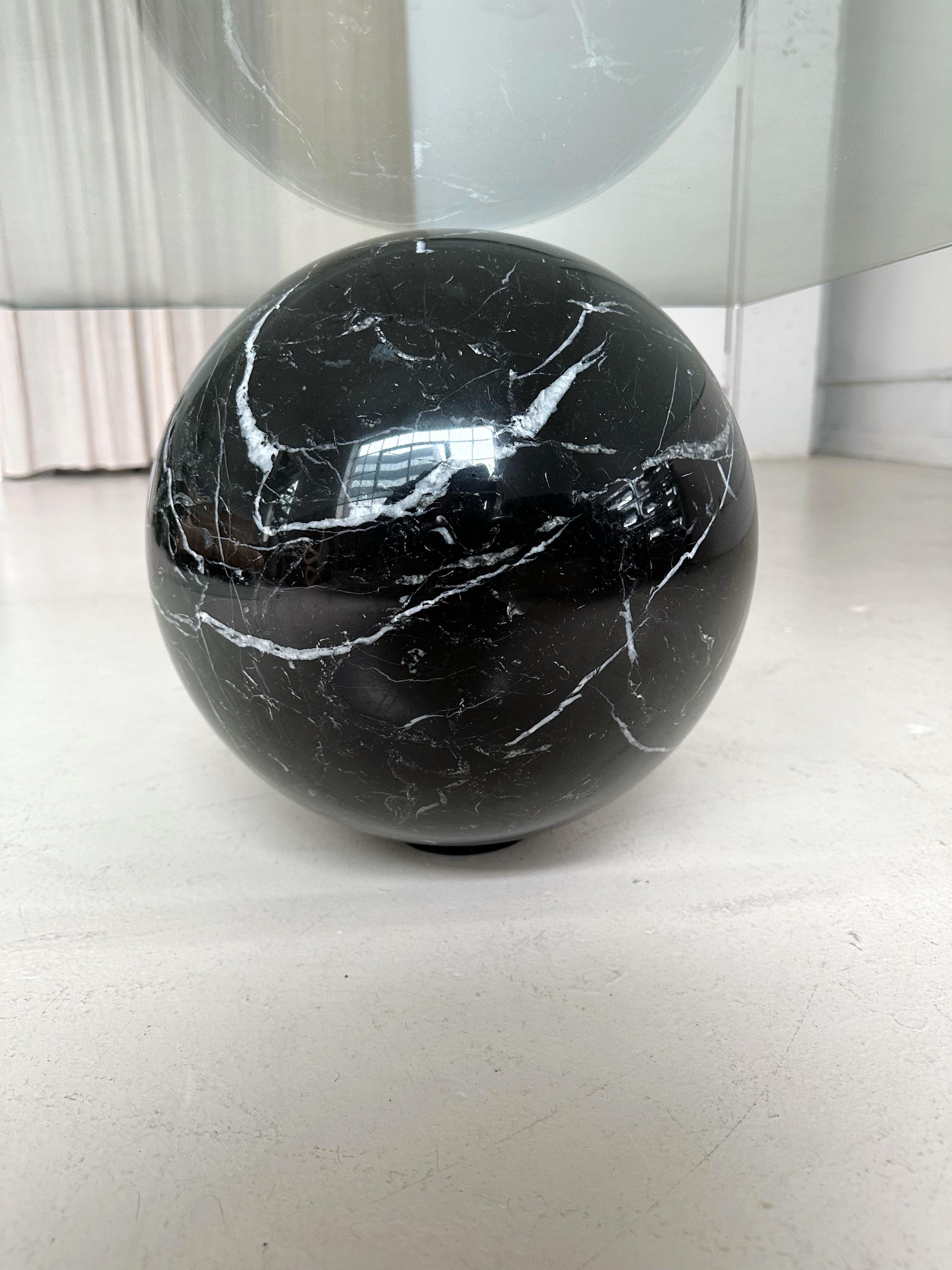Modernistischer Couchtisch aus Wasserfallglas und schwarzem Marmor von Cattelan Italia, 90er Jahreu2028u2028u2028

Abmessungen:u202855 