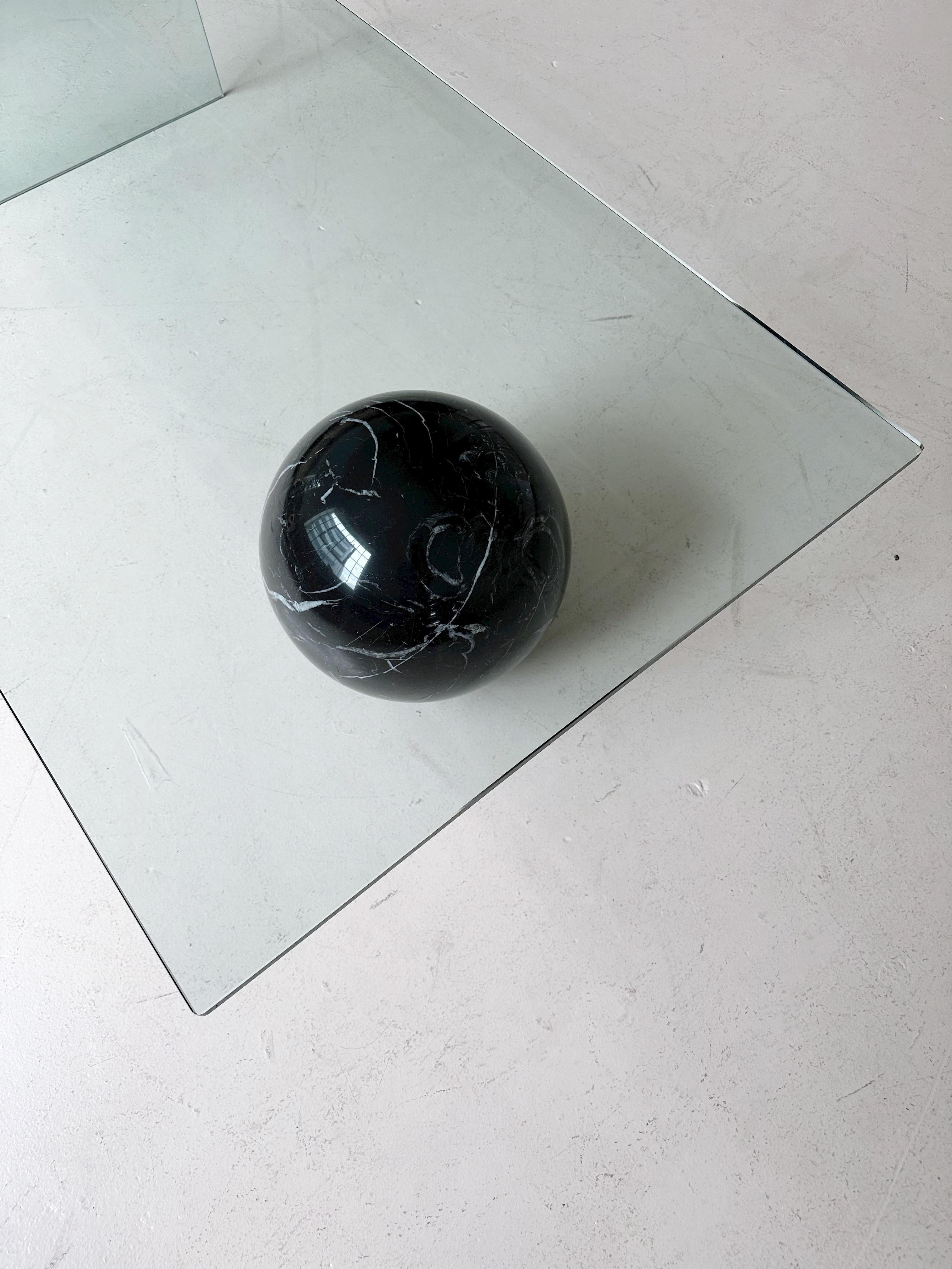 Modernistischer Couchtisch aus Wasserfallglas und schwarzem Marmorkugel von Cattelan Italia (Europäisch)