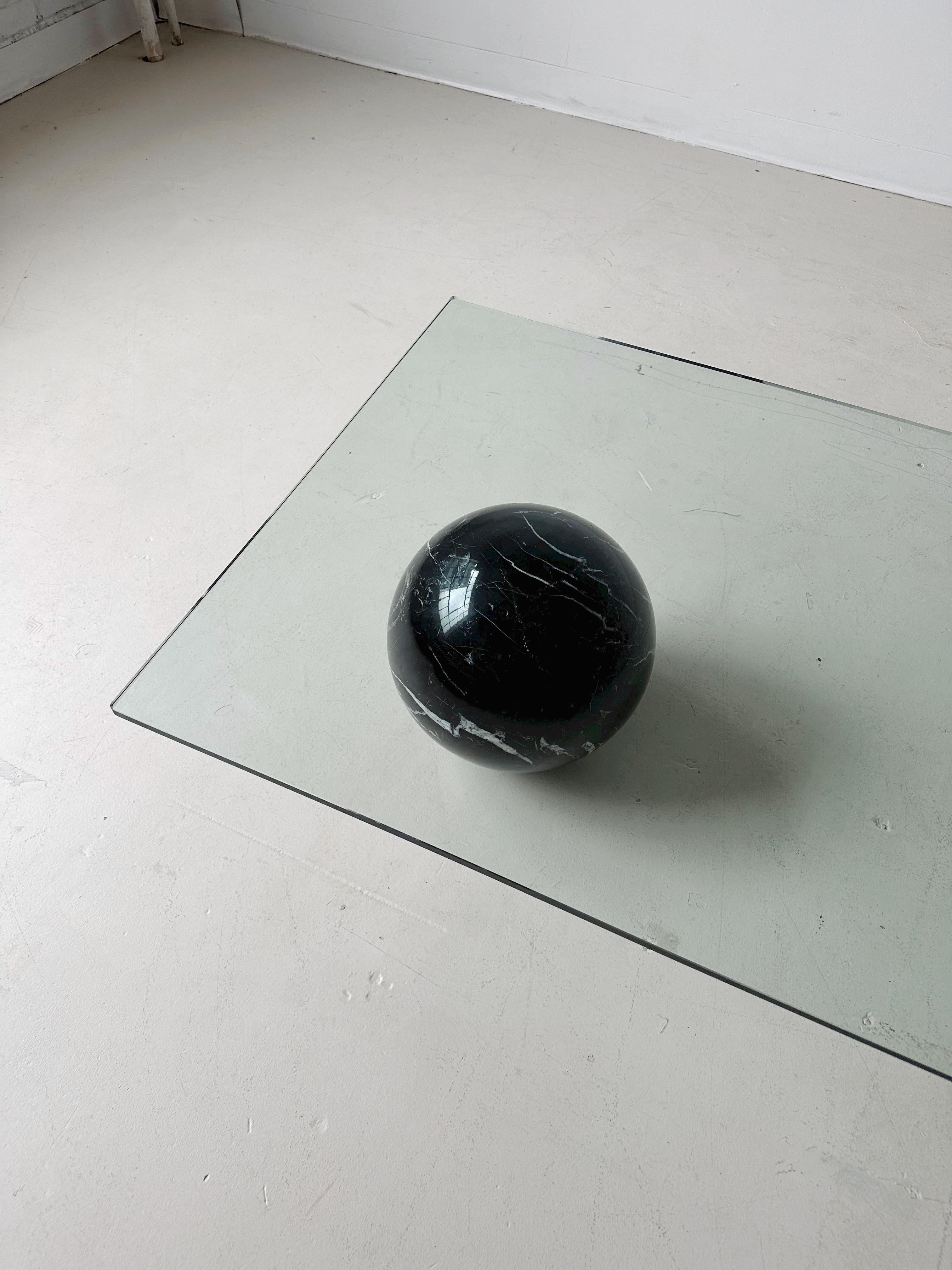 Modernistischer Couchtisch aus Wasserfallglas und schwarzem Marmorkugel von Cattelan Italia (Moderne)