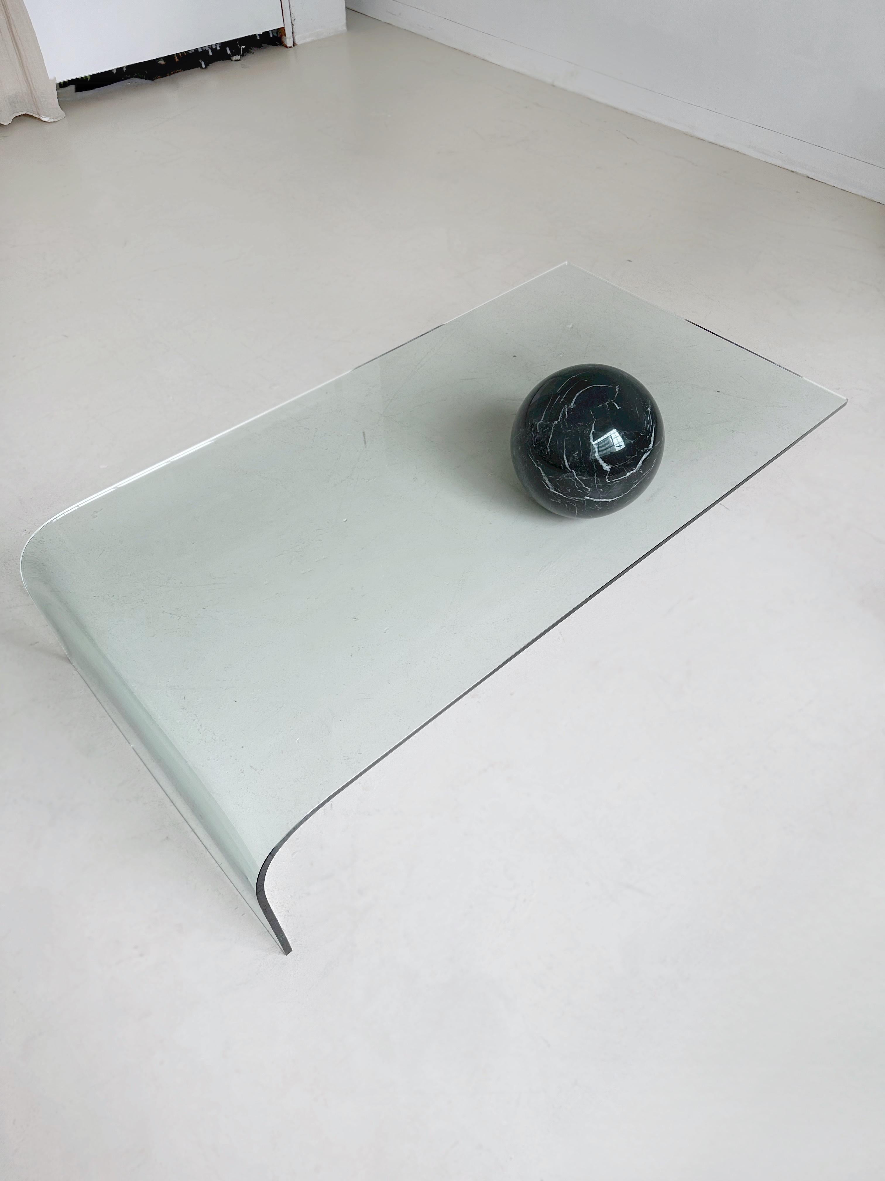 Modernistischer Couchtisch aus Wasserfallglas und schwarzem Marmorkugel von Cattelan Italia im Zustand „Gut“ in Outremont, QC