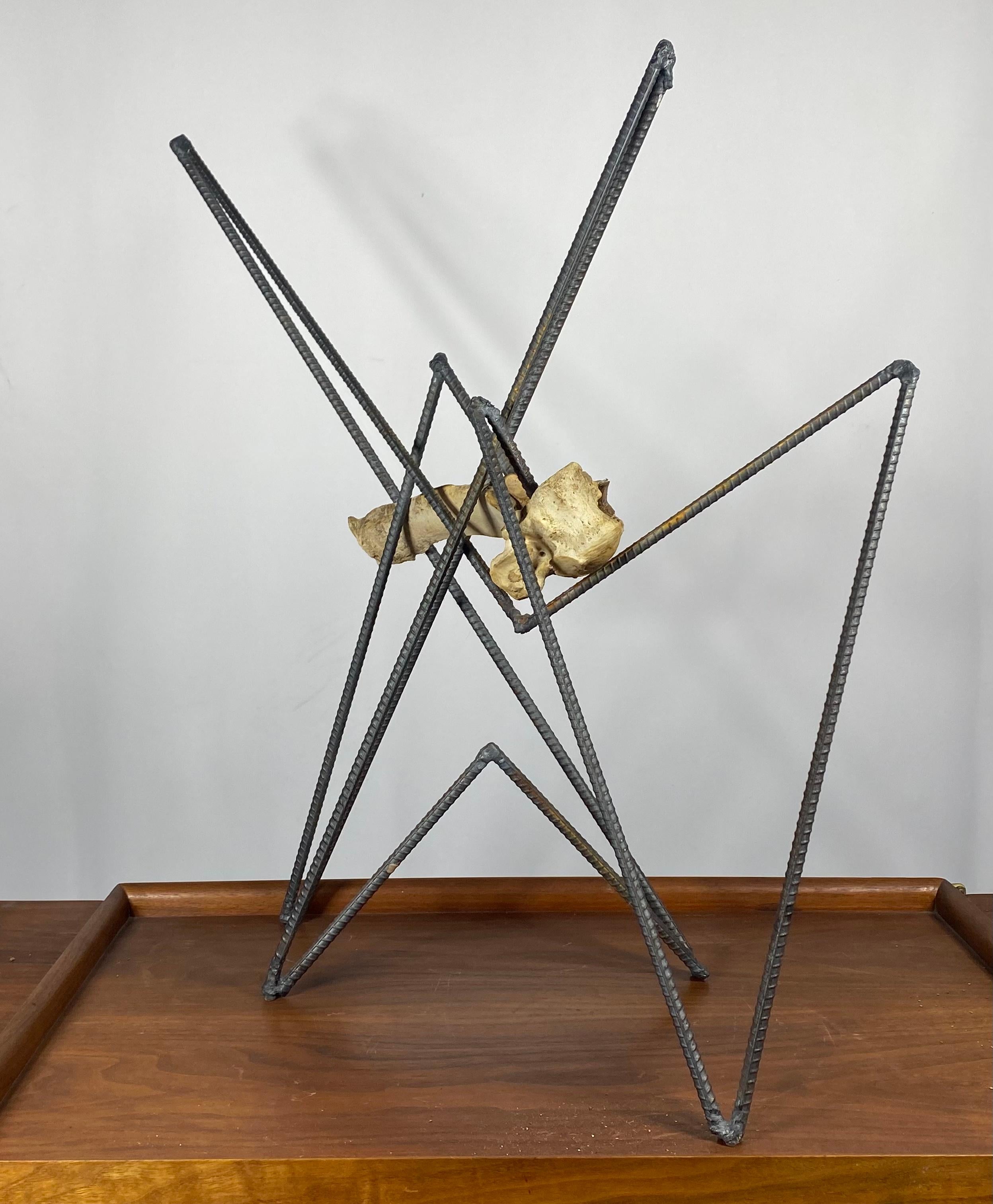 Artisanat Sculpture abstraite moderniste en acier soudé / acier et os d'animaux  en vente