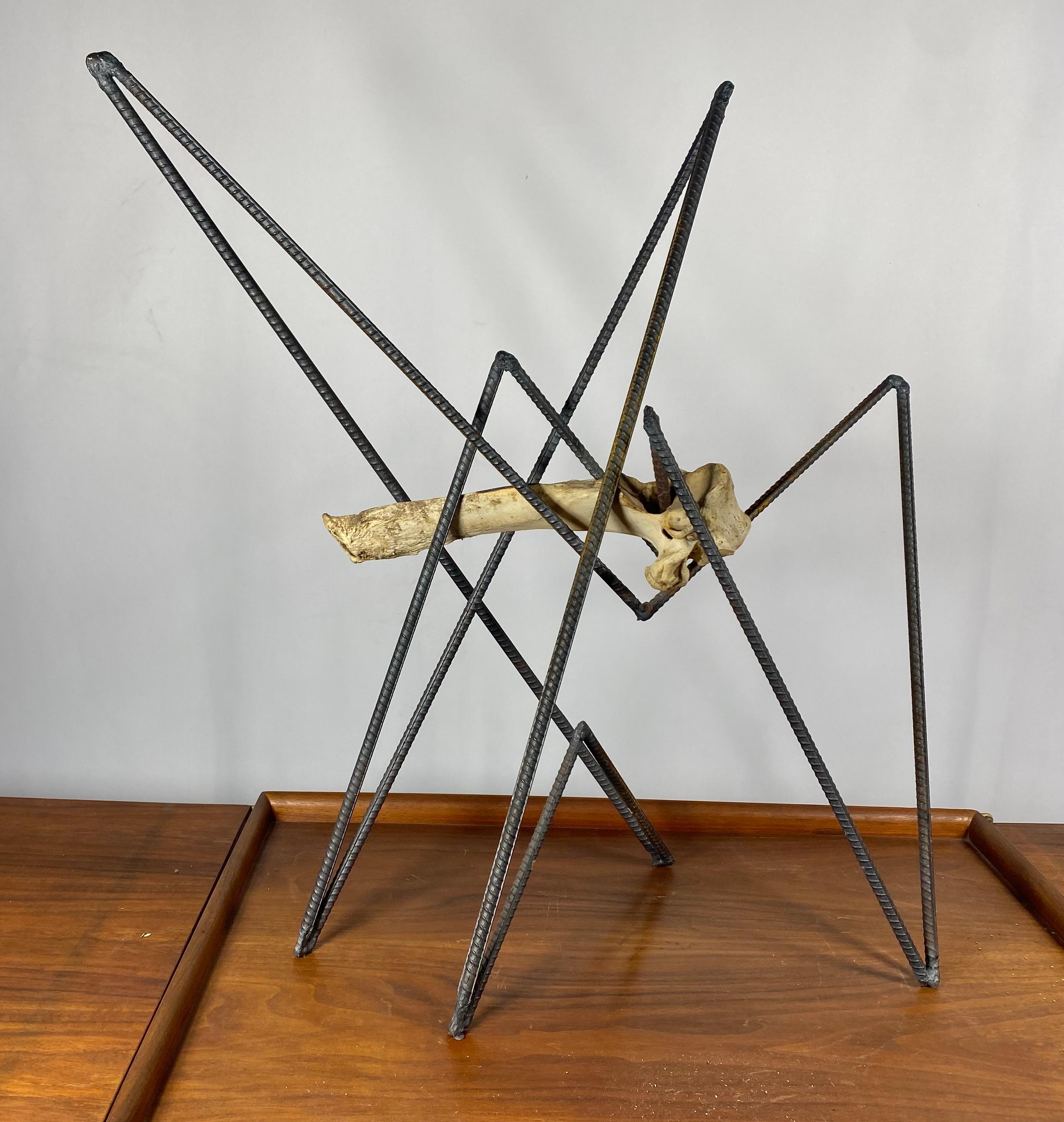 Abstrakte modernistische Skulptur aus geschweißtem Rebar / Stahl und Tierknochen aus Stahl  (amerikanisch) im Angebot