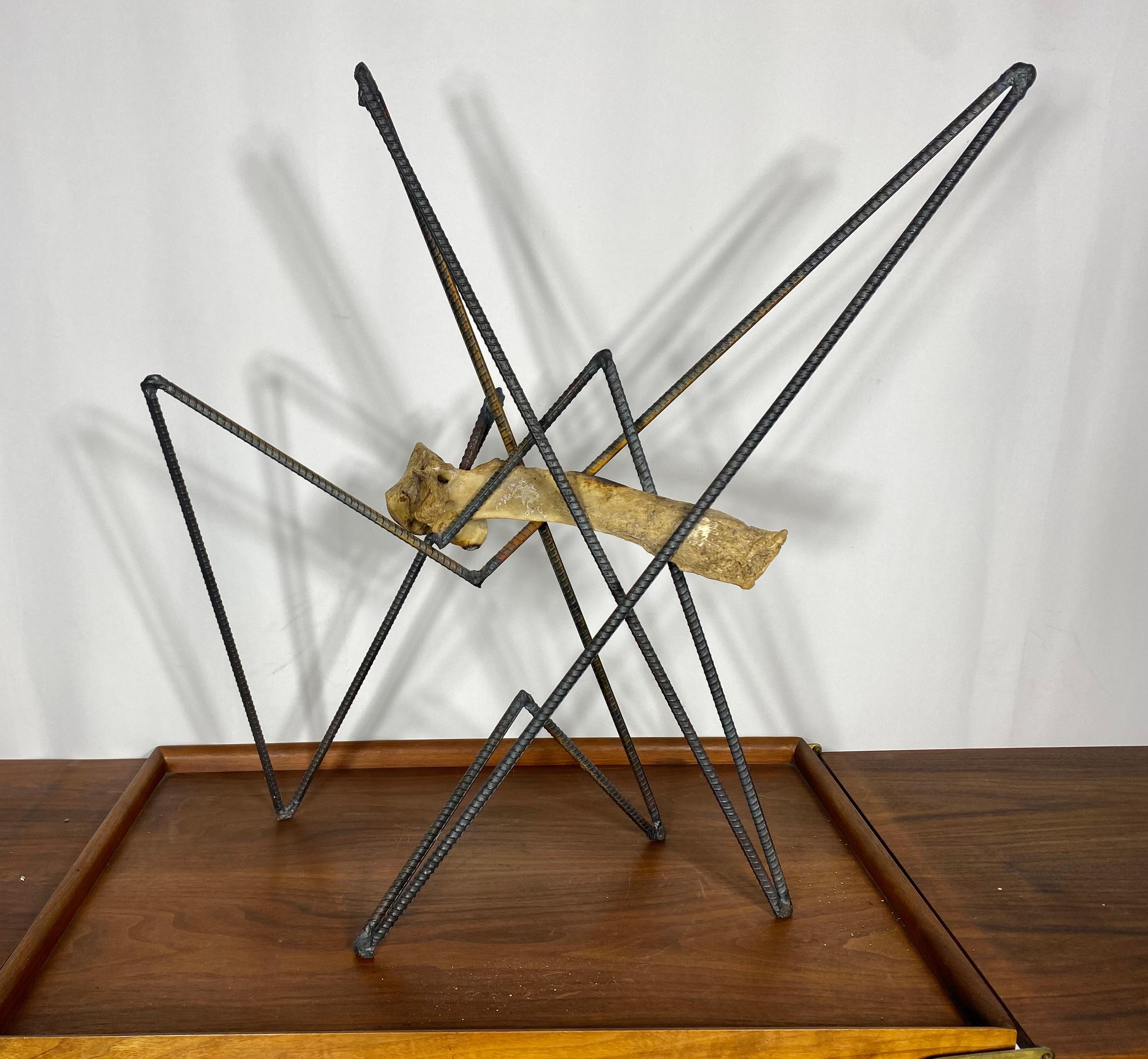 Acier Sculpture abstraite moderniste en acier soudé / acier et os d'animaux  en vente
