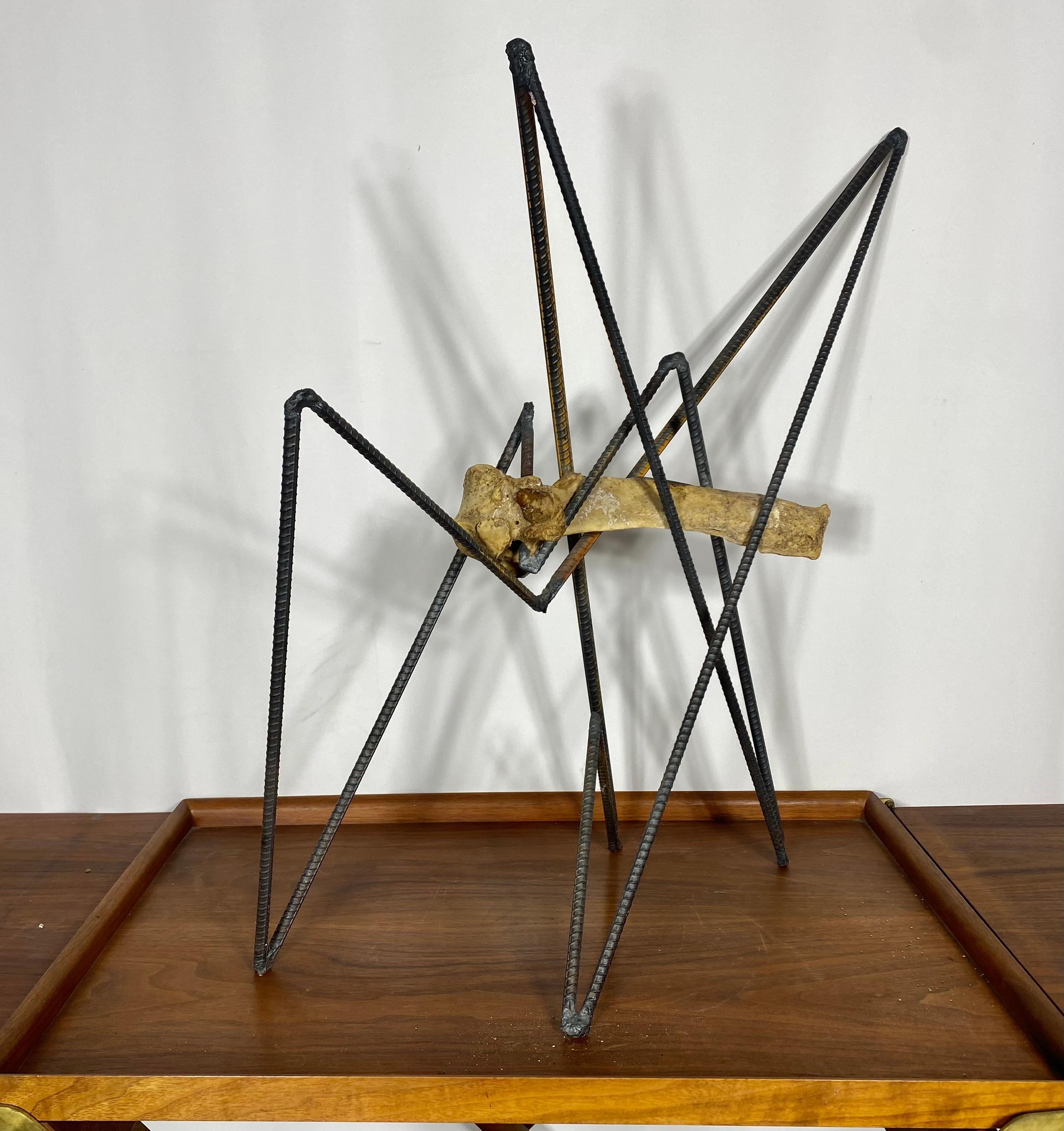 Sculpture abstraite moderniste en acier soudé / acier et os d'animaux  en vente 1