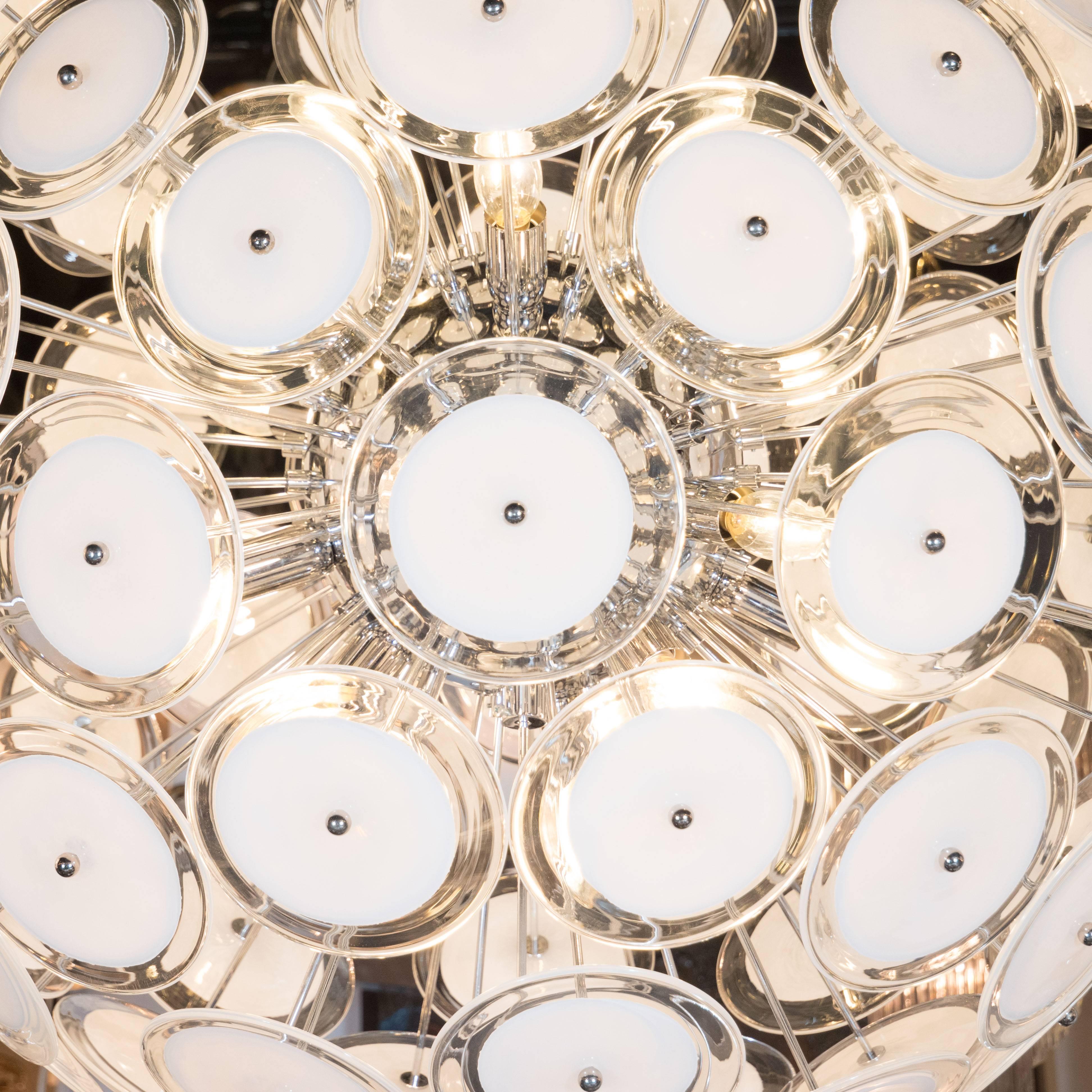 Modernistischer weißer und durchsichtiger Murano-Kronleuchter mit poliertem Nickelrahmen im Zustand „Hervorragend“ im Angebot in New York, NY