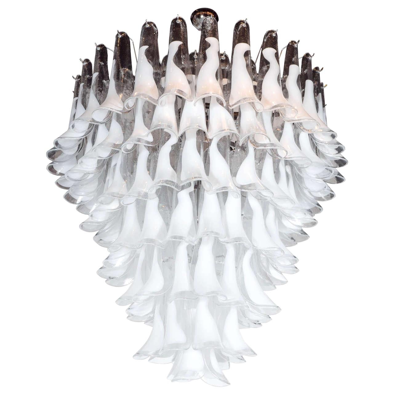 Modernistischer Kronleuchter "Feder" aus weißem und durchscheinendem mundgeblasenem Muranoglas