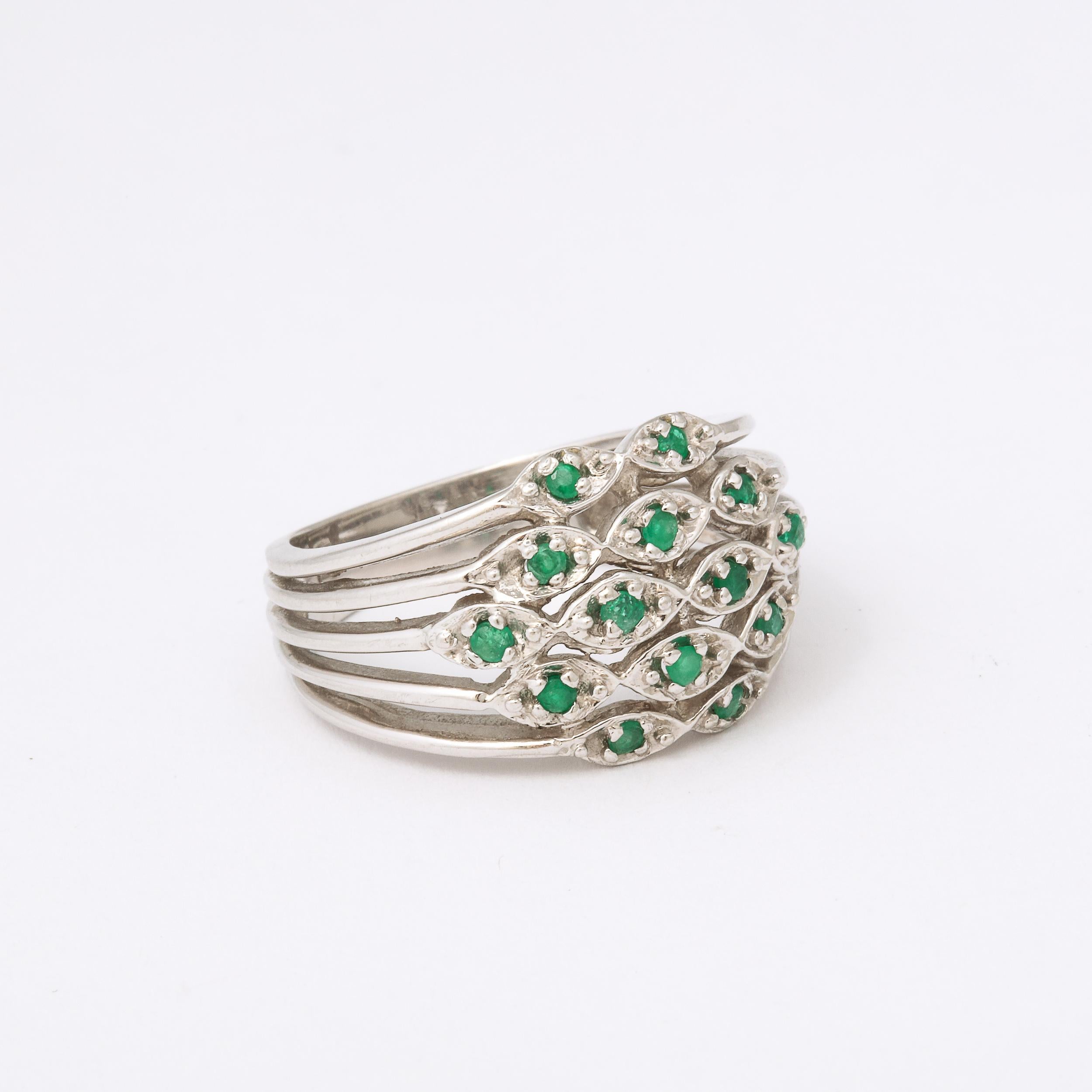 Modernist  White Gold Dinner Ring Set with 14 Emeralds In Excellent Condition For Sale In New York, NY