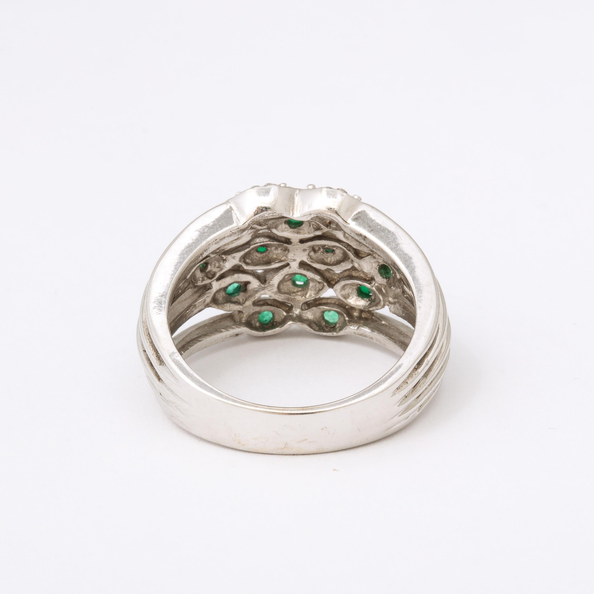 Modernist  White Gold Dinner Ring Set with 14 Emeralds For Sale 1