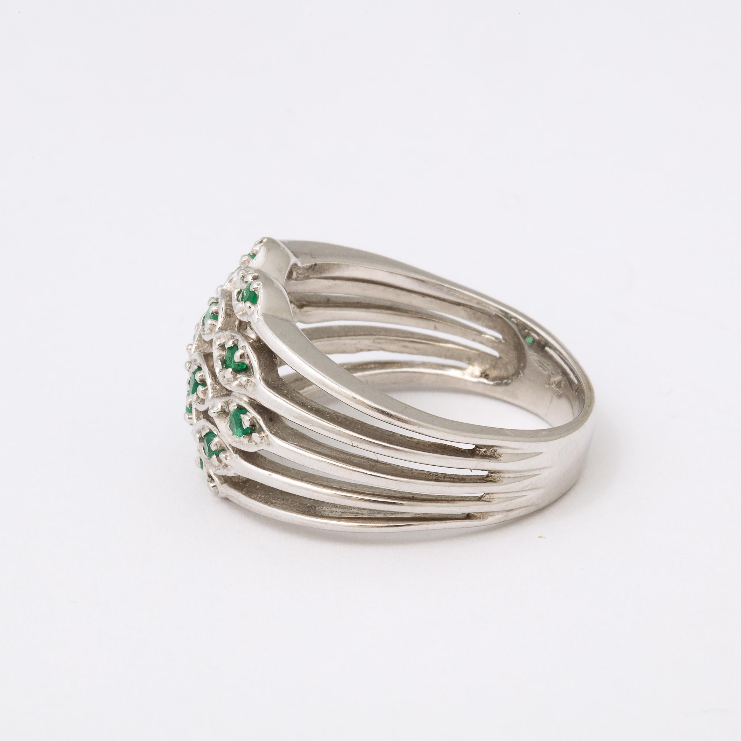 Modernist  White Gold Dinner Ring Set with 14 Emeralds For Sale 2