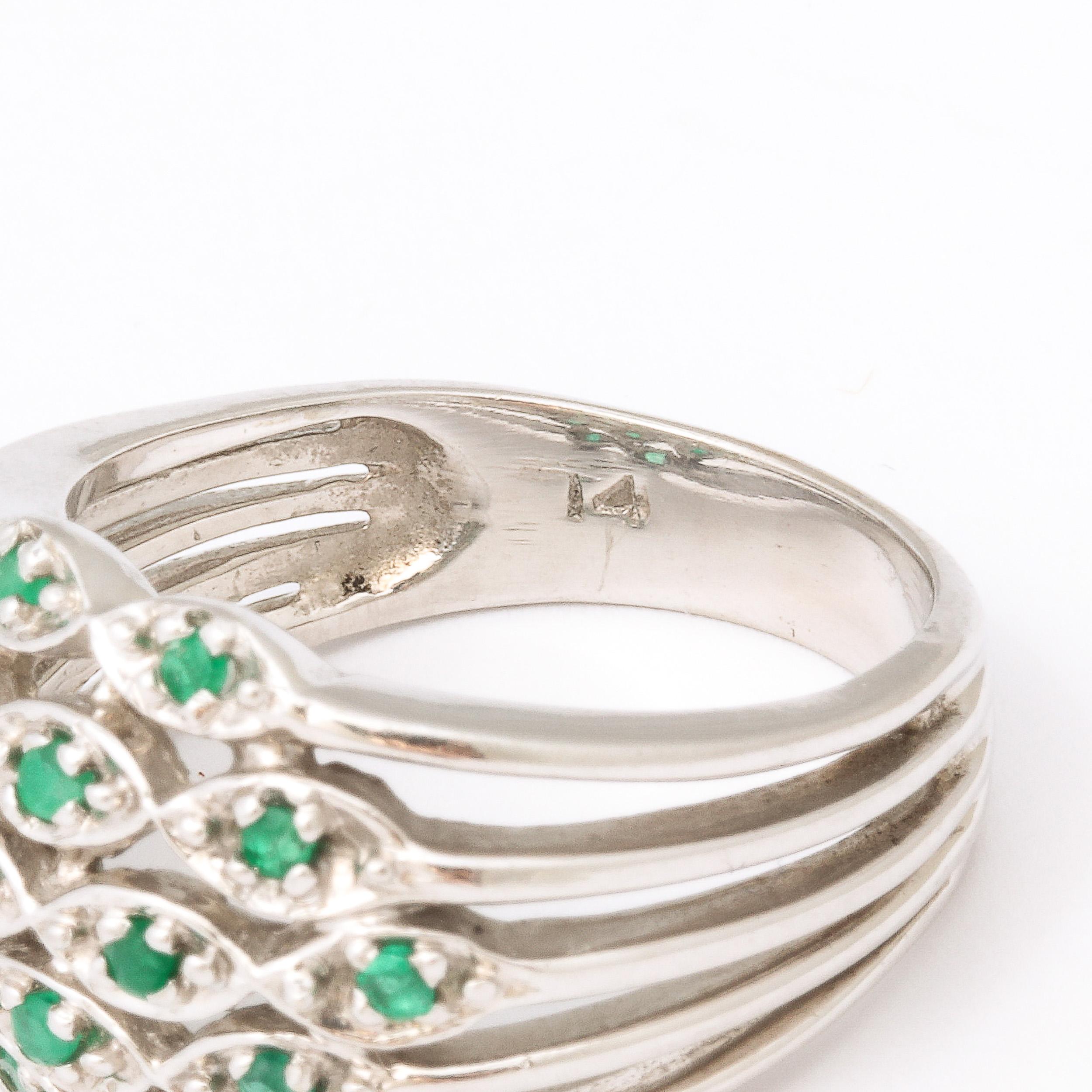 Modernist  White Gold Dinner Ring Set with 14 Emeralds For Sale 3