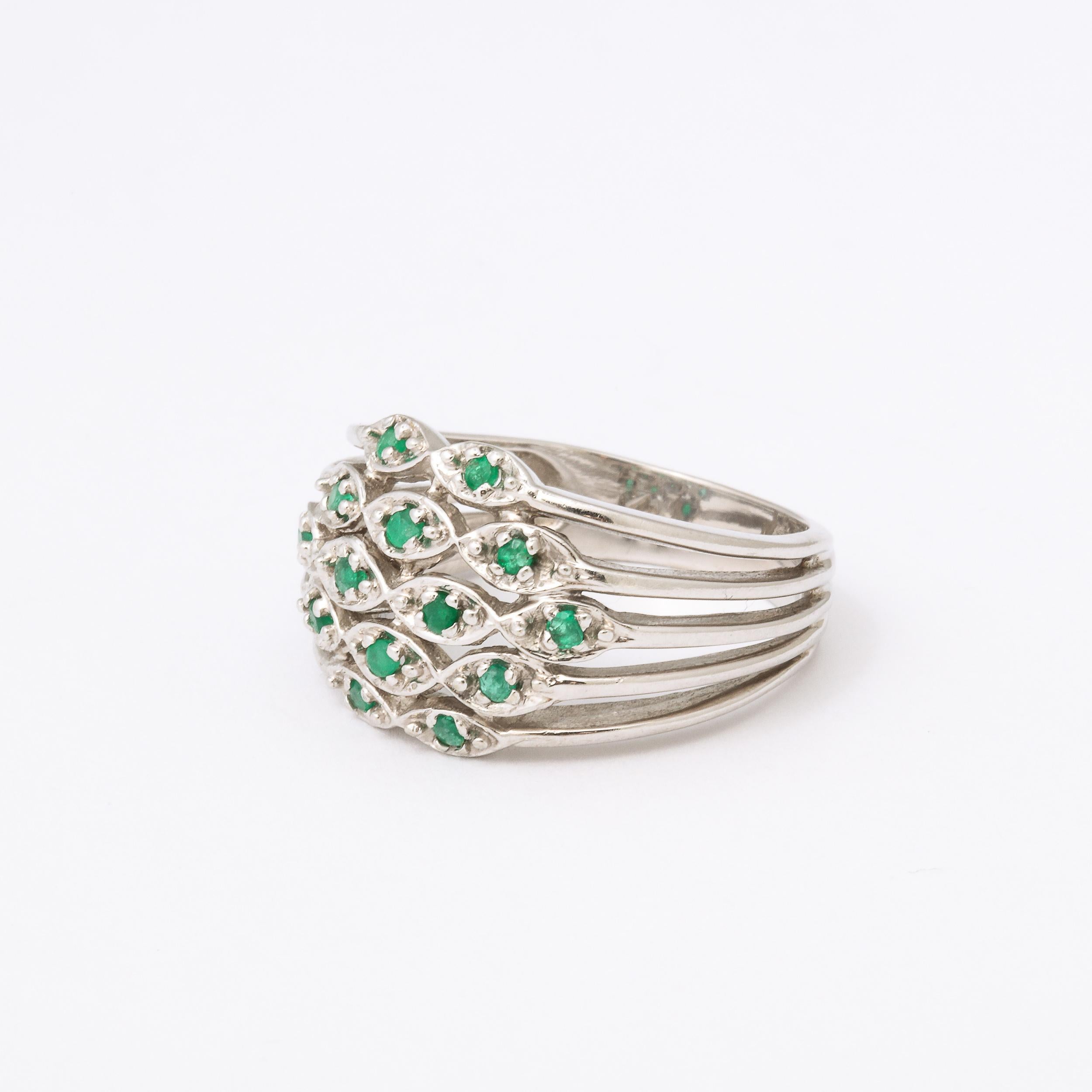 Modernist  White Gold Dinner Ring Set with 14 Emeralds For Sale 4