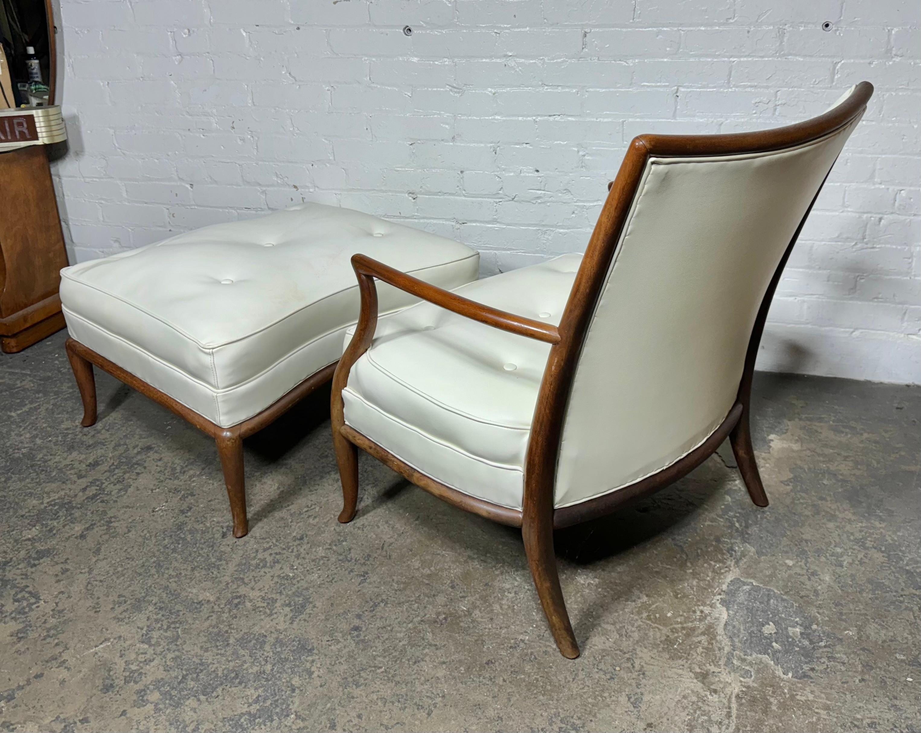 Chaise longue moderniste en cuir blanc et ottoman par AT&T... Design classique, extrêmement confortable, le pouf mesure 24