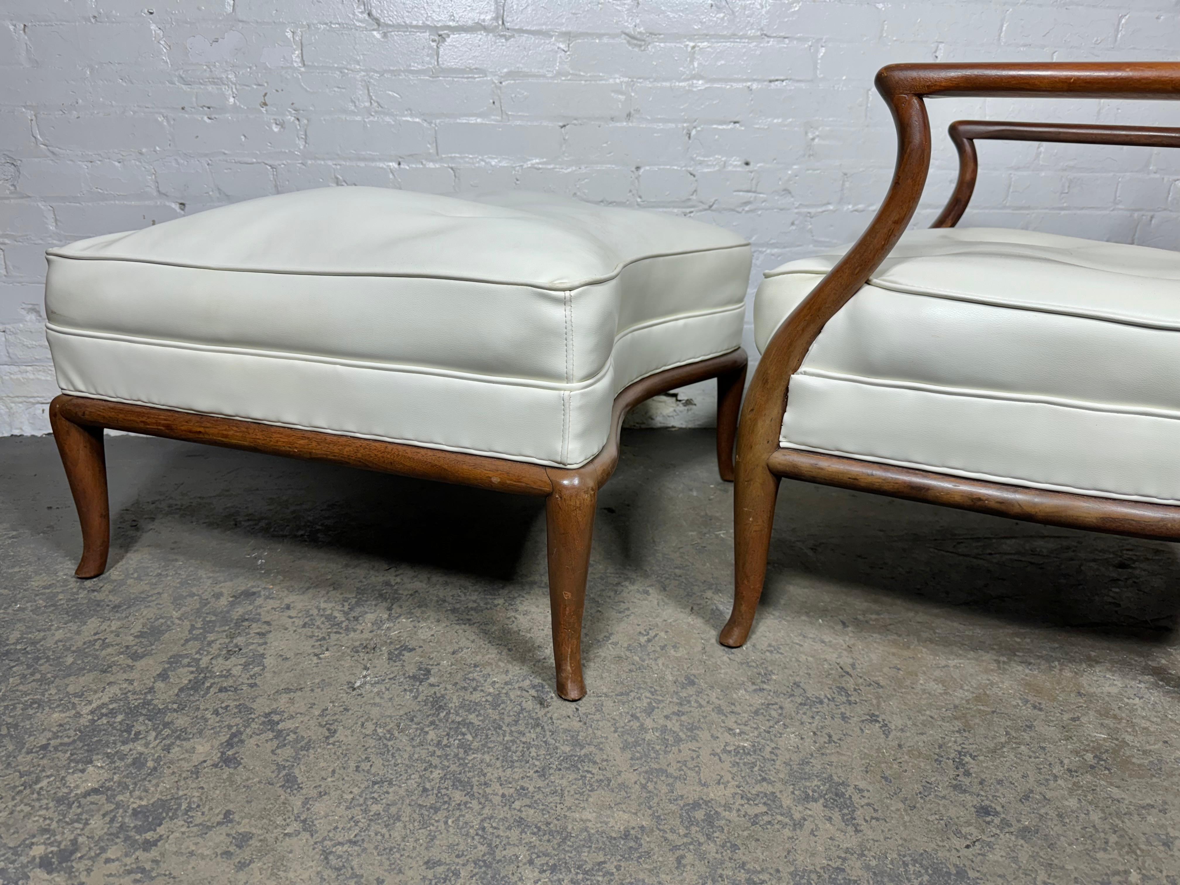 Mid-Century Modern Fauteuil de salon et pouf moderniste en cuir blanc de T.H.Robsjohn- Gibbings en vente