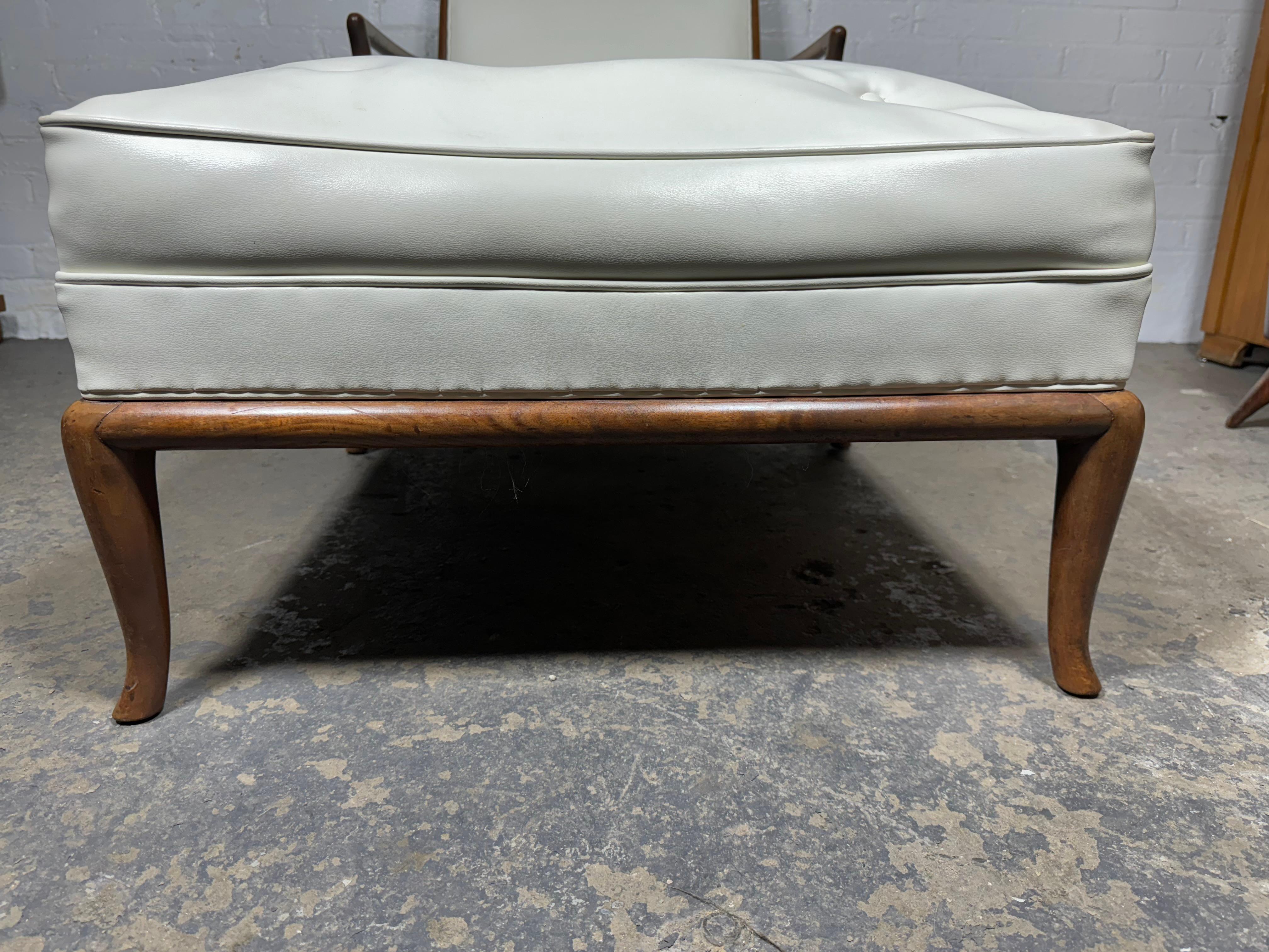 Fauteuil de salon et pouf moderniste en cuir blanc de T.H.Robsjohn- Gibbings Bon état - En vente à Buffalo, NY