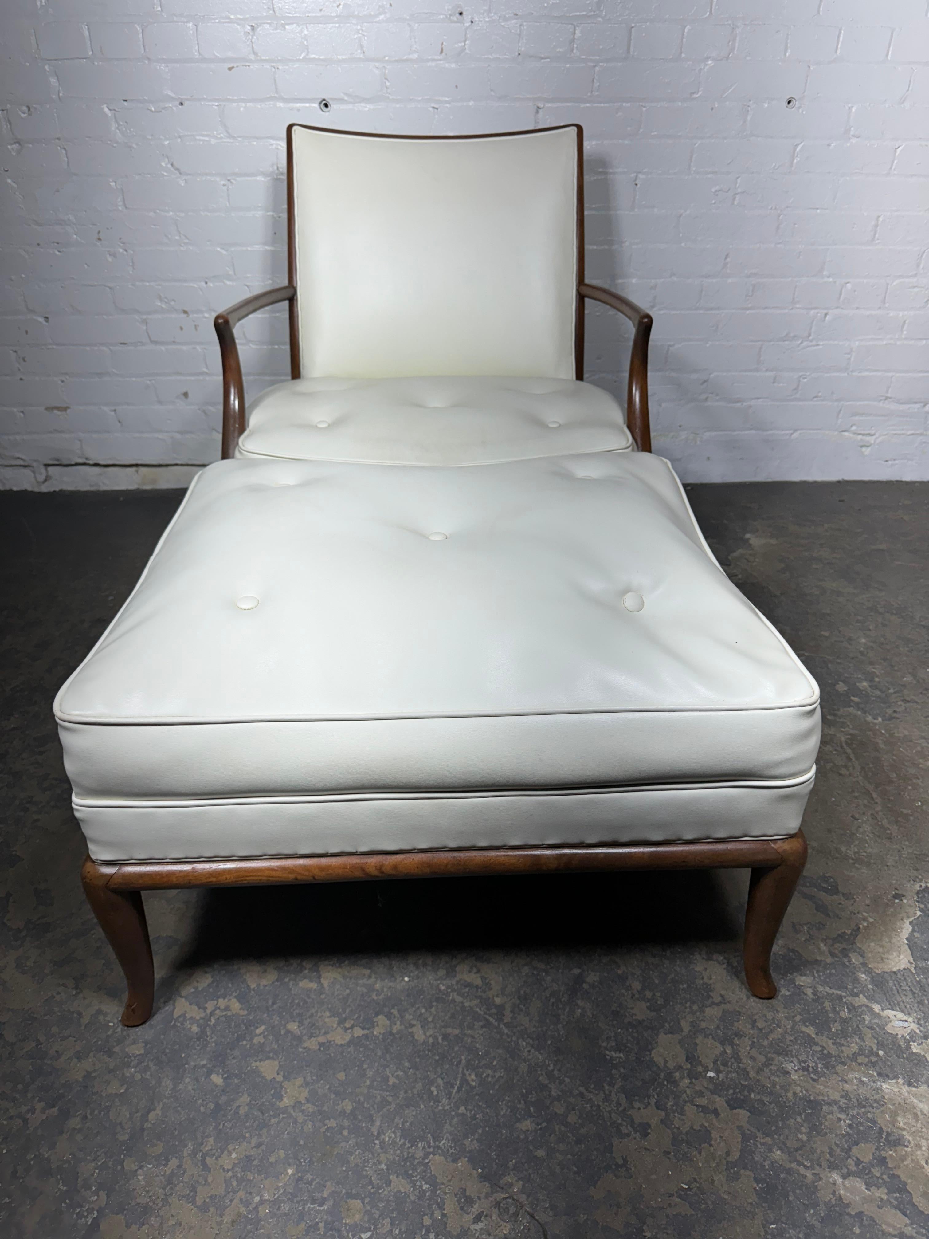 Milieu du XXe siècle Fauteuil de salon et pouf moderniste en cuir blanc de T.H.Robsjohn- Gibbings en vente