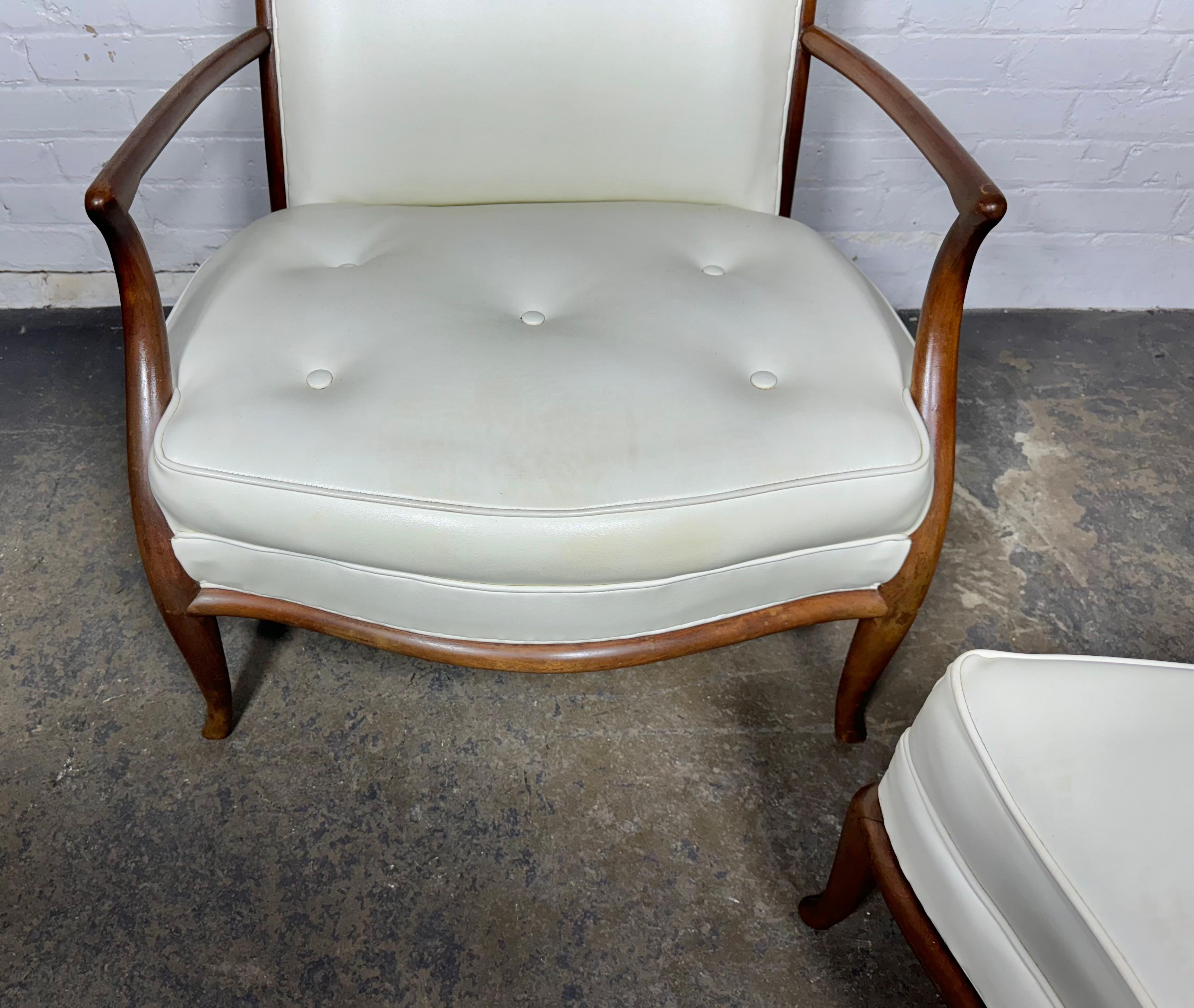 Cuir Fauteuil de salon et pouf moderniste en cuir blanc de T.H.Robsjohn- Gibbings en vente