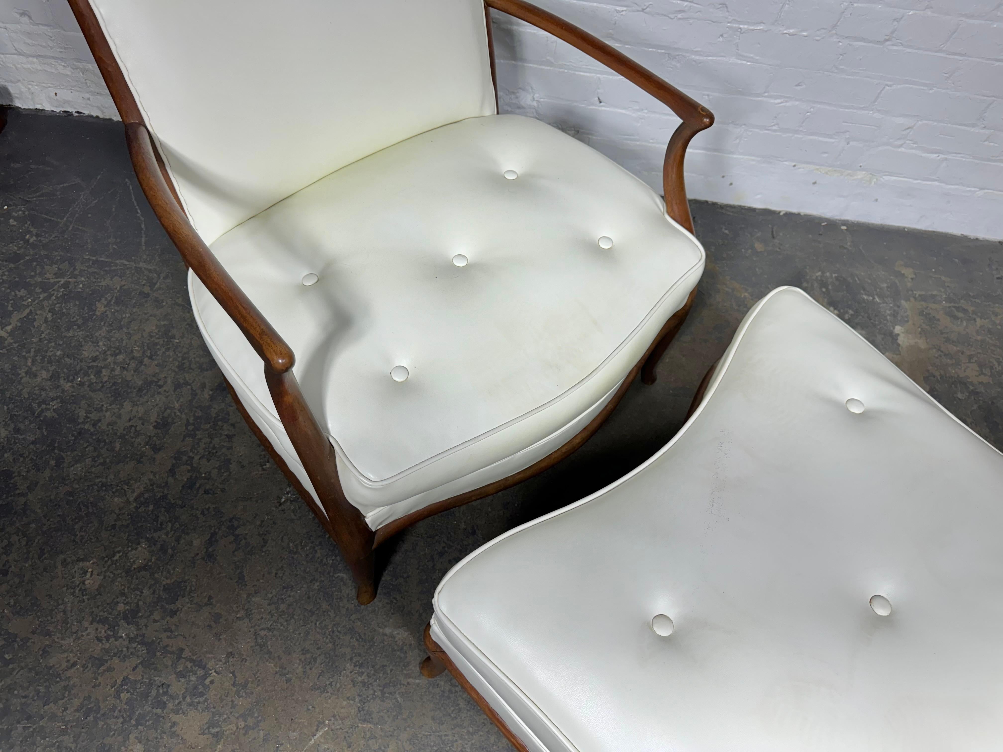 Fauteuil de salon et pouf moderniste en cuir blanc de T.H.Robsjohn- Gibbings en vente 2