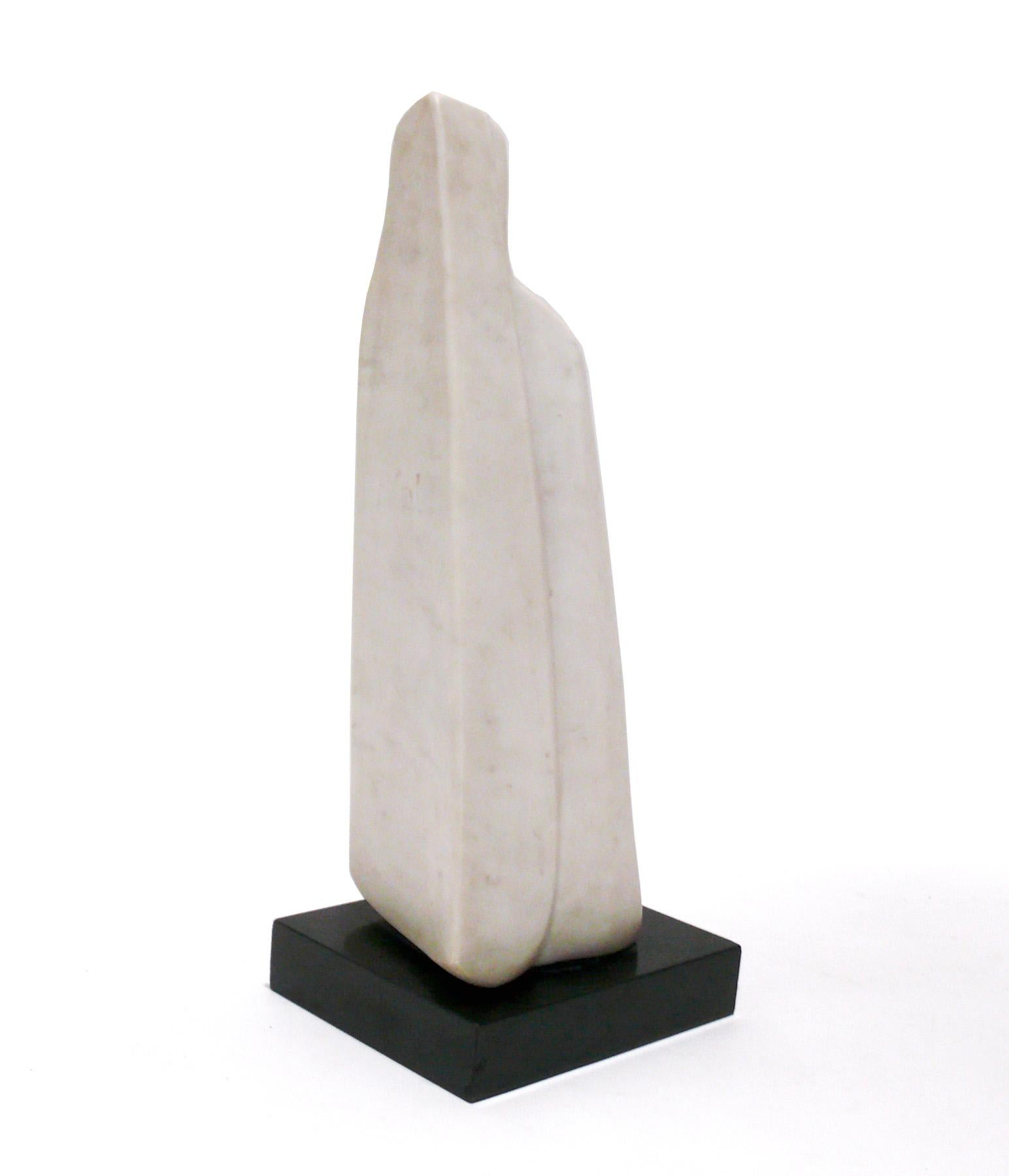 Sculpture moderniste en marbre blanc, réalisée à la main par Michel Elia, français, vers les années 1970. Il mesure une hauteur impressionnante de 18.75 pouces. La sculpture d'Elia a été comparée à celle de Jean Arp. Les œuvres d'Elia sont