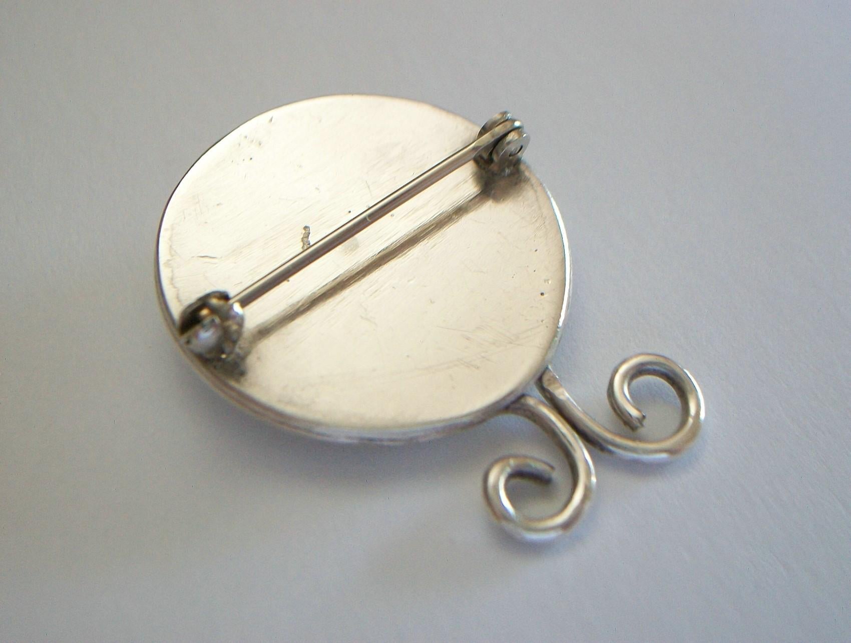 Spilla modernista in metallo bianco e ametista rotonda cabochon, non firmata, circa anni '80 in vendita 2