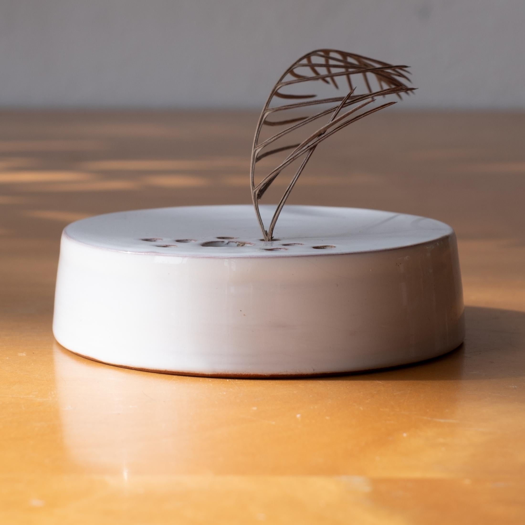 Un bellissimo e ben realizzato vaso modernista in ceramica smaltata a più fori, di colore bianco sporco, risalente agli anni '60. Giappone