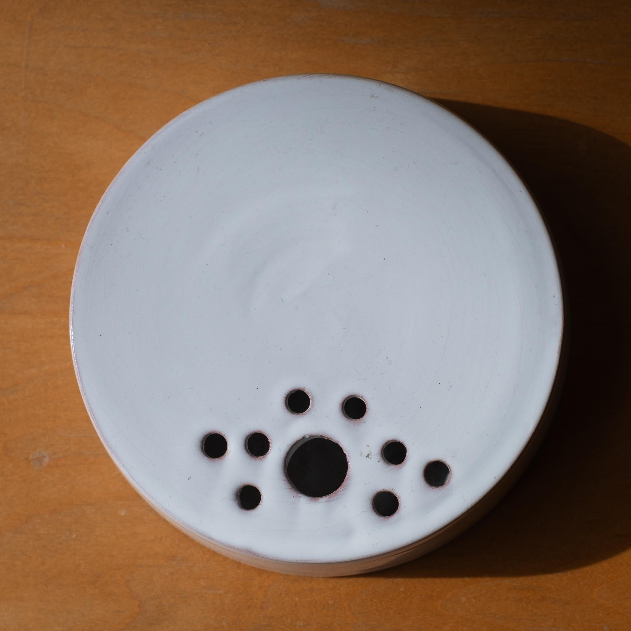 Mid-Century moderno Vaso modernista in ceramica a fori multipli Giappone anni '60 in vendita