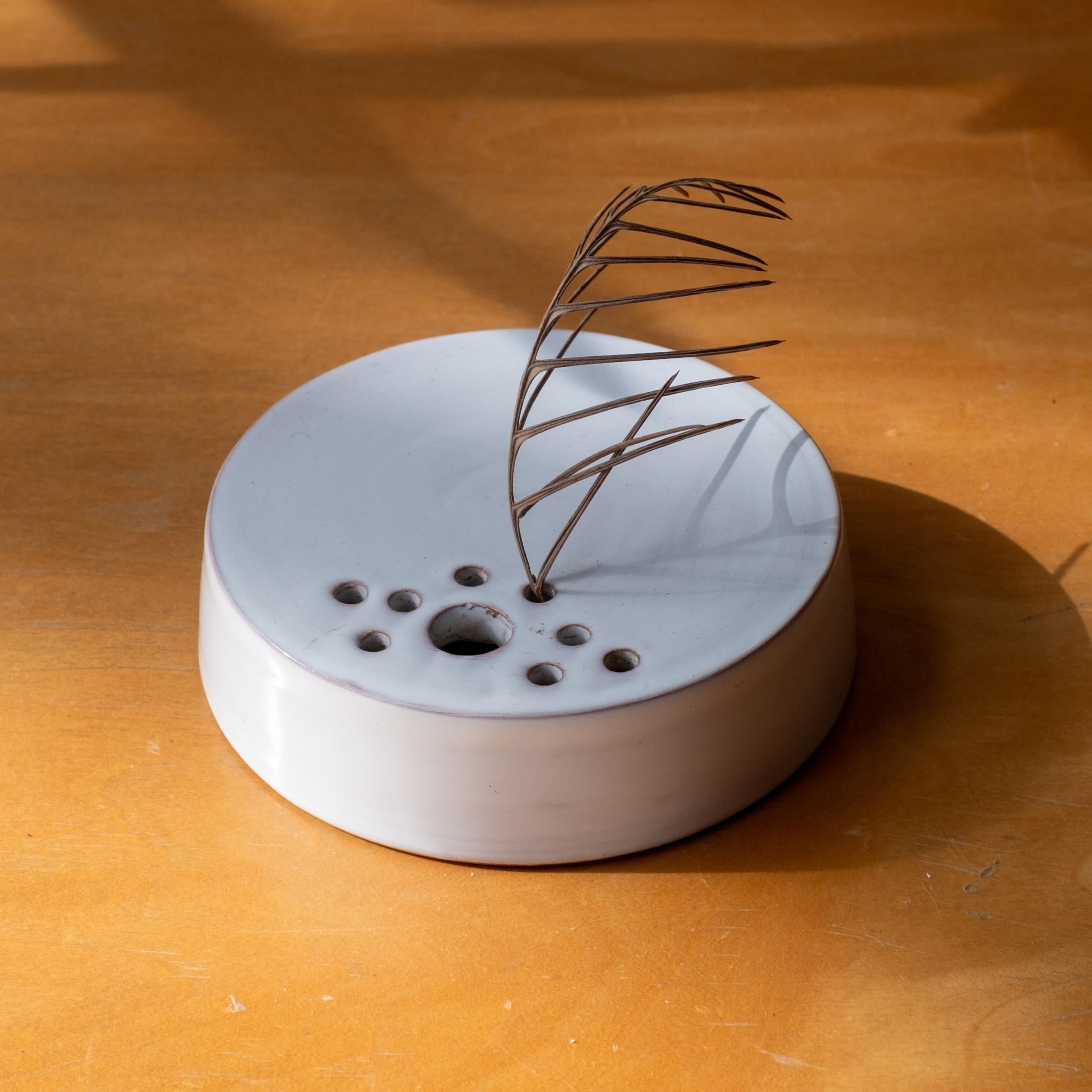 Metà XX secolo Vaso modernista in ceramica a fori multipli Giappone anni '60 in vendita