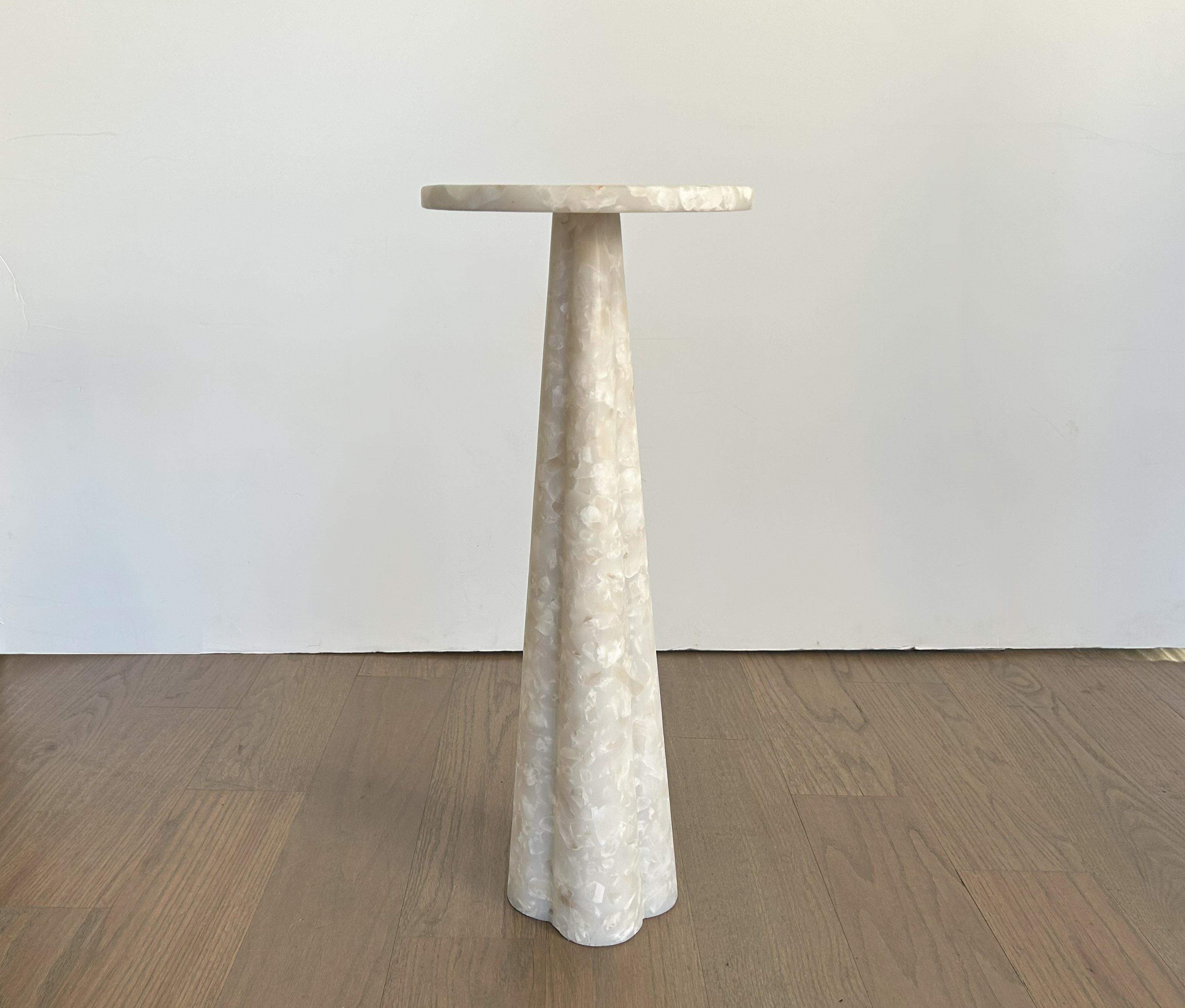 Les meubles en pierre dégagent souvent une certaine gravité et une certaine éternité. Cette table de style Mangiarotti est un mélange étonnant d'élégance et de fonctionnalité, conçu pour améliorer votre espace de vie. Whiting : un plateau rond