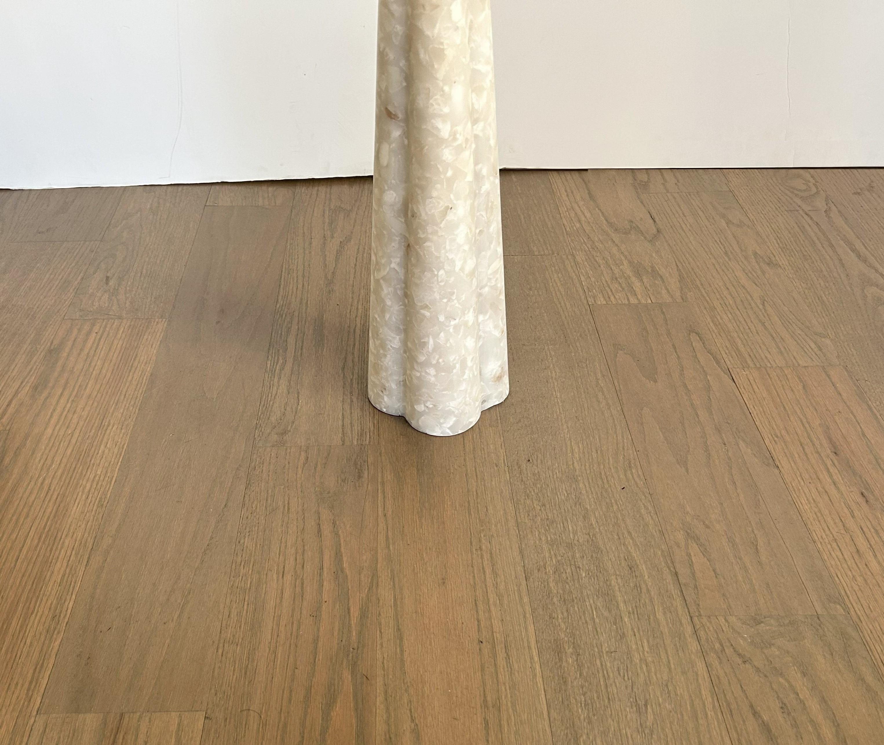 Table à boire moderniste en onyx blanc Bon état - En vente à Dallas, TX