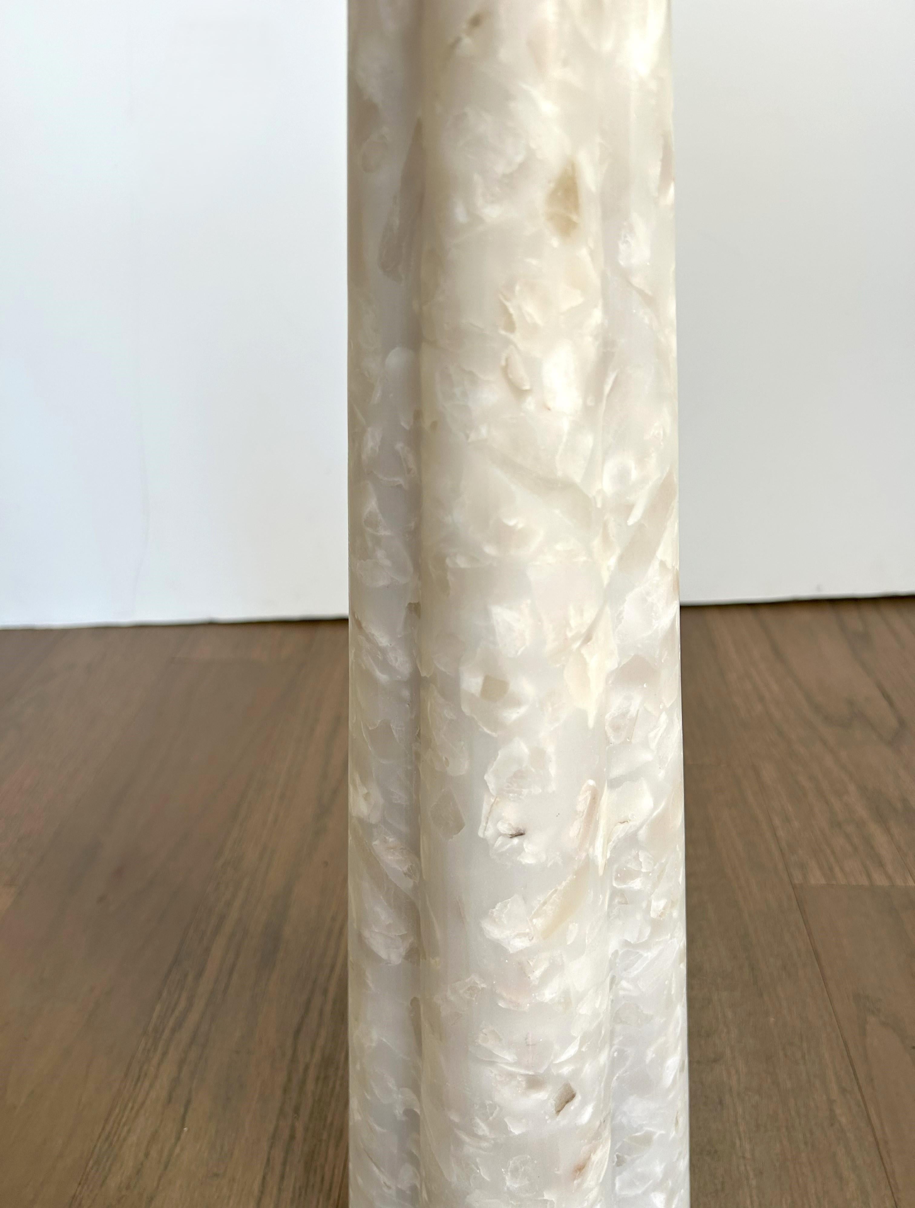20ième siècle Table à boire moderniste en onyx blanc en vente