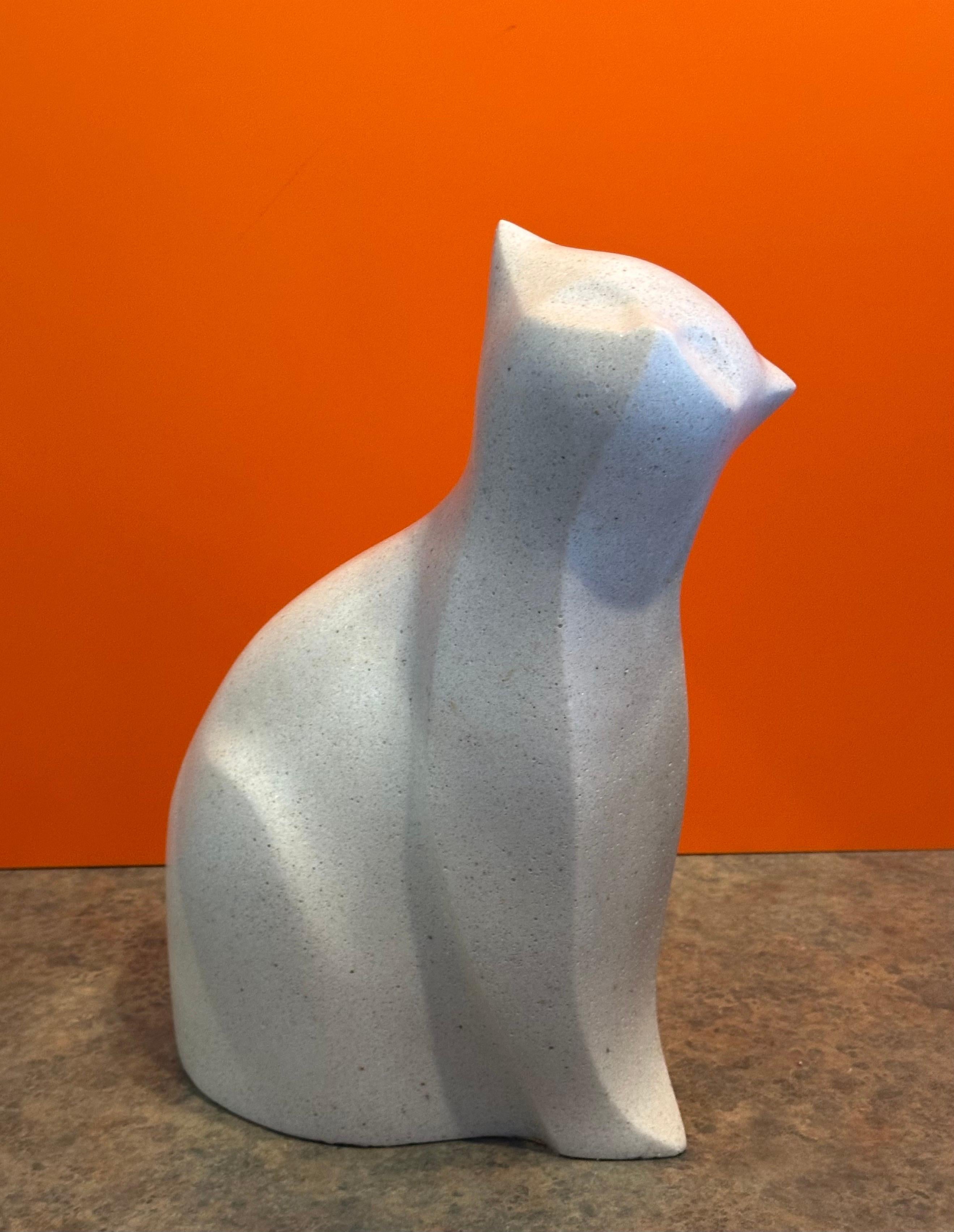 Sculpture moderniste de chat en pierre blanche de l'artiste japonais Masatoyo Kishi Kuki en vente 2